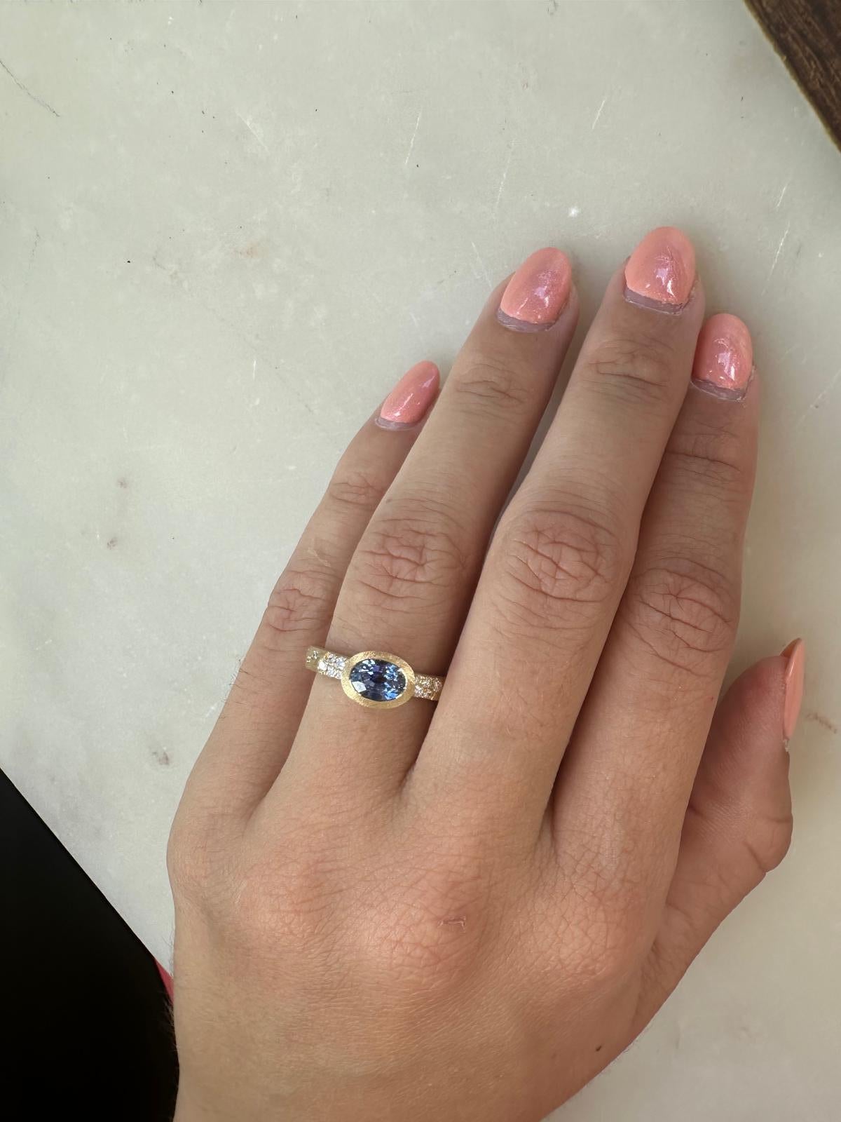 Im Angebot: Ovaler blauer Saphir-Lünette-Ring mit Diamanten aus 18 Karat Gelbgold () 3