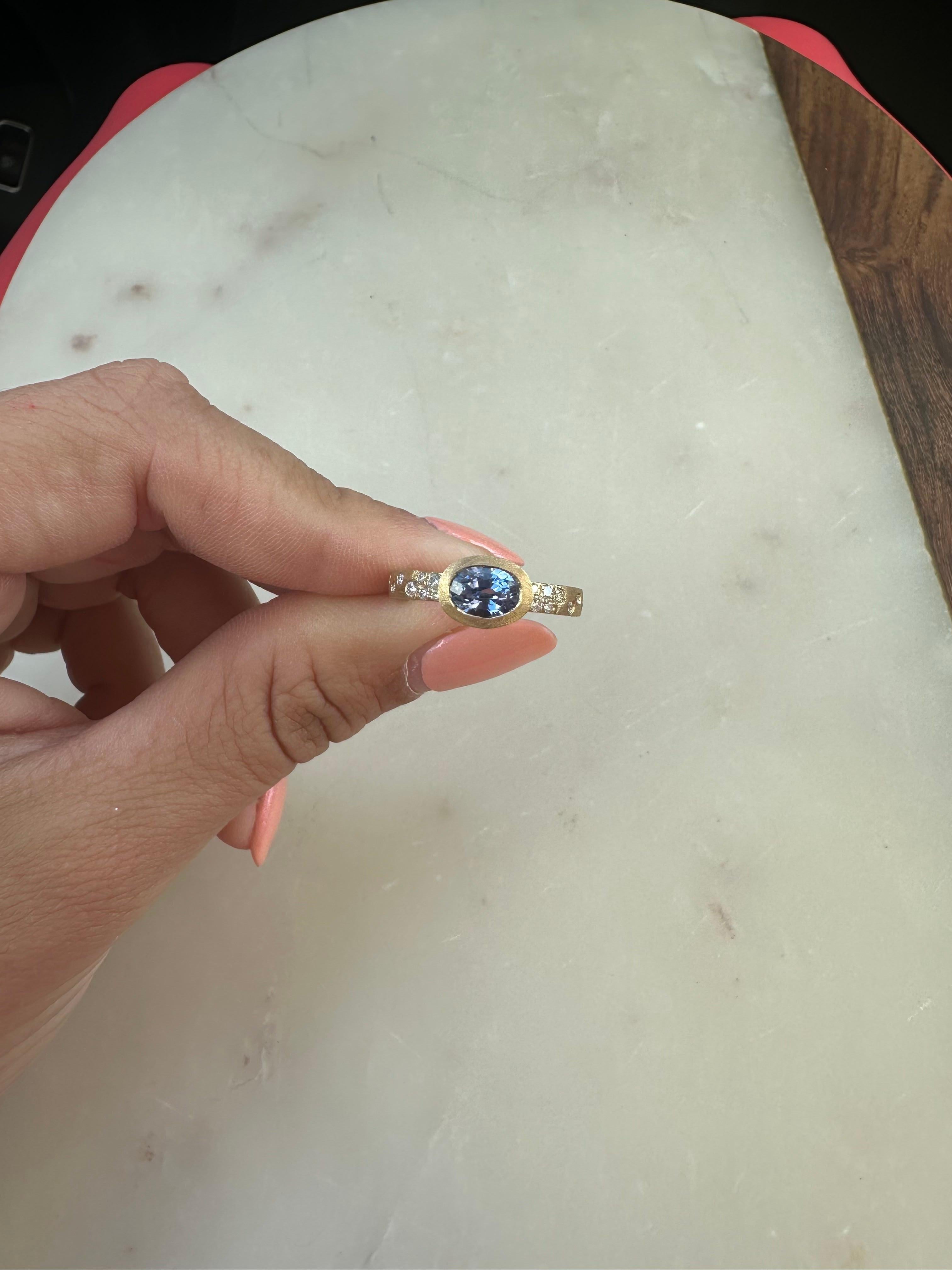 Im Angebot: Ovaler blauer Saphir-Lünette-Ring mit Diamanten aus 18 Karat Gelbgold () 4