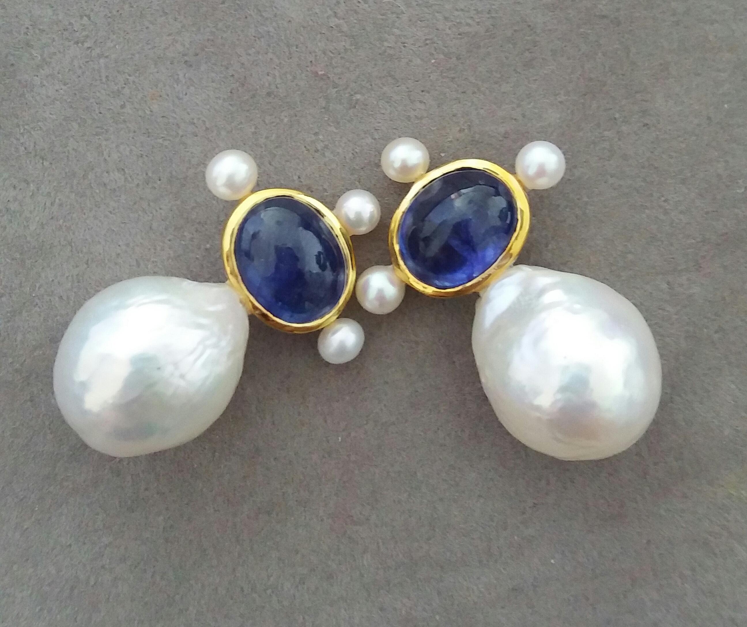 Oval Blue Sapphire Cabs 14k Yellow Gold Pear Shape Baroque Pearls Stud Earrings (Zeitgenössisch) im Angebot