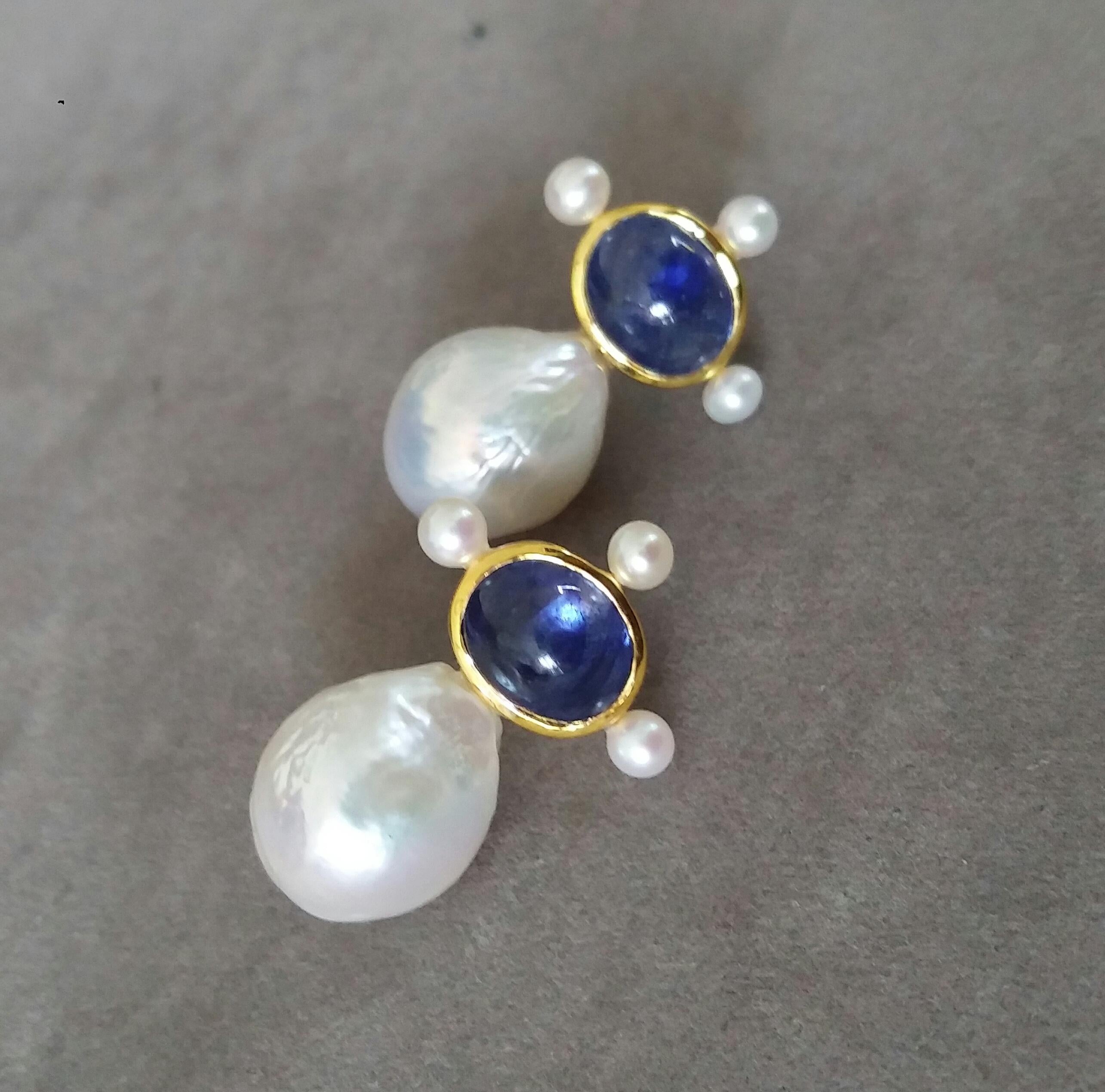 Oval Blue Sapphire Cabs 14k Yellow Gold Pear Shape Baroque Pearls Stud Earrings (Ovalschliff) im Angebot