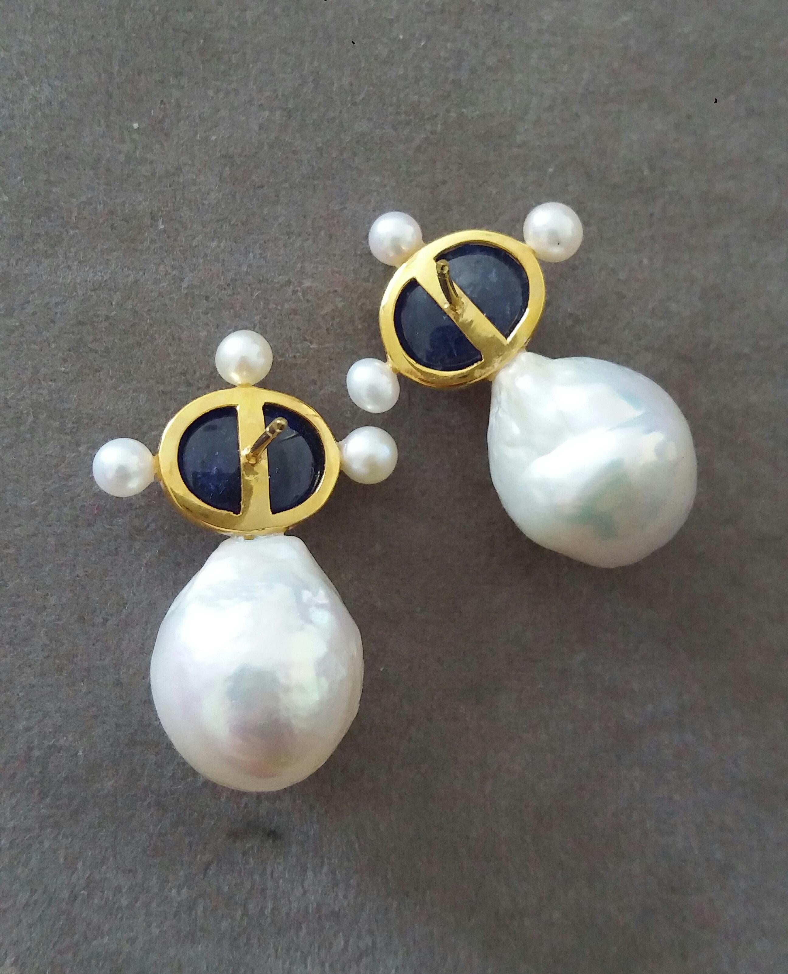 Oval Blue Sapphire Cabs 14k Yellow Gold Pear Shape Baroque Pearls Stud Earrings im Zustand „Gut“ im Angebot in Bangkok, TH