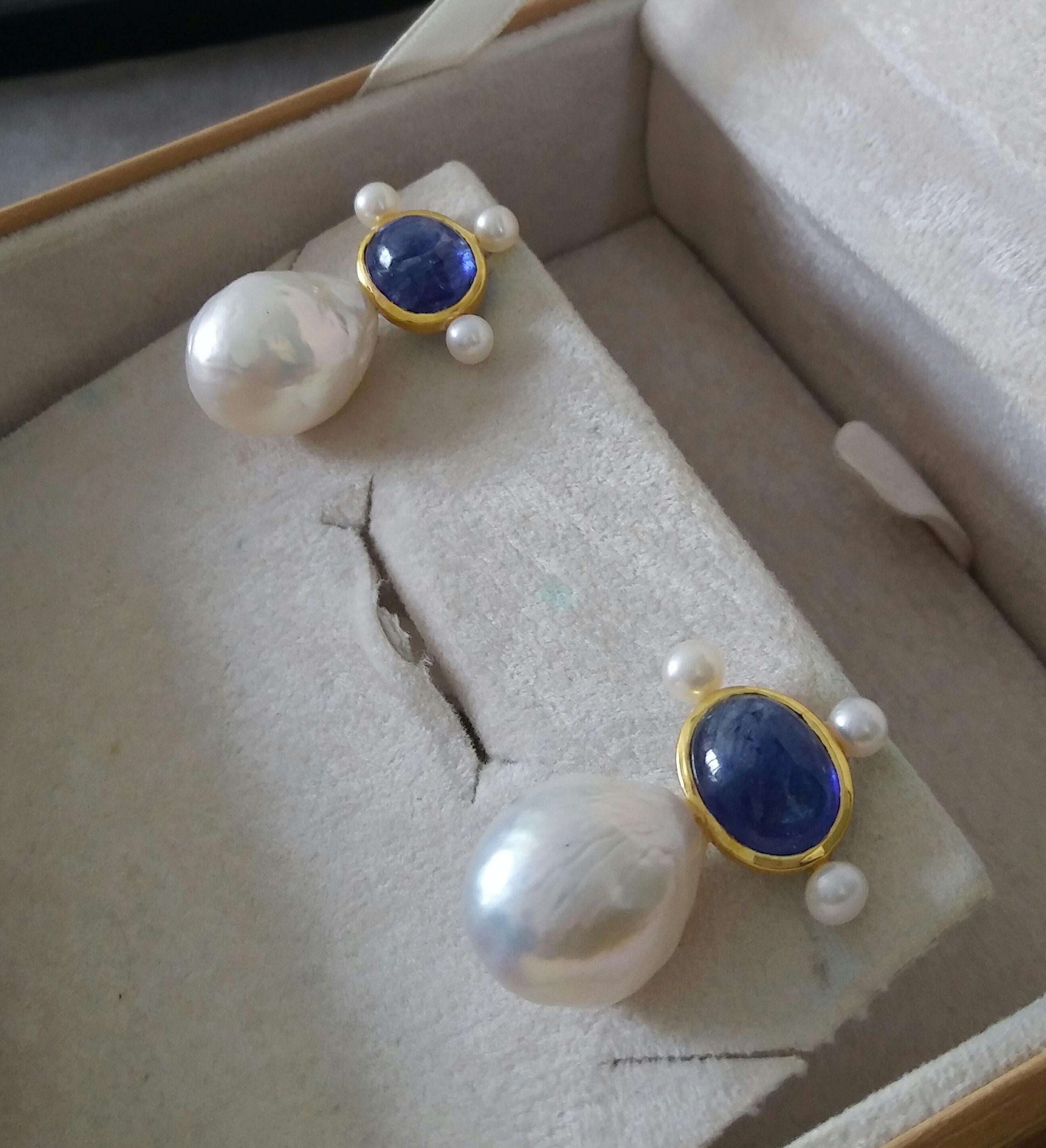 Oval Blue Sapphire Cabs 14k Yellow Gold Pear Shape Baroque Pearls Stud Earrings In Good Condition For Sale In Bangkok, TH