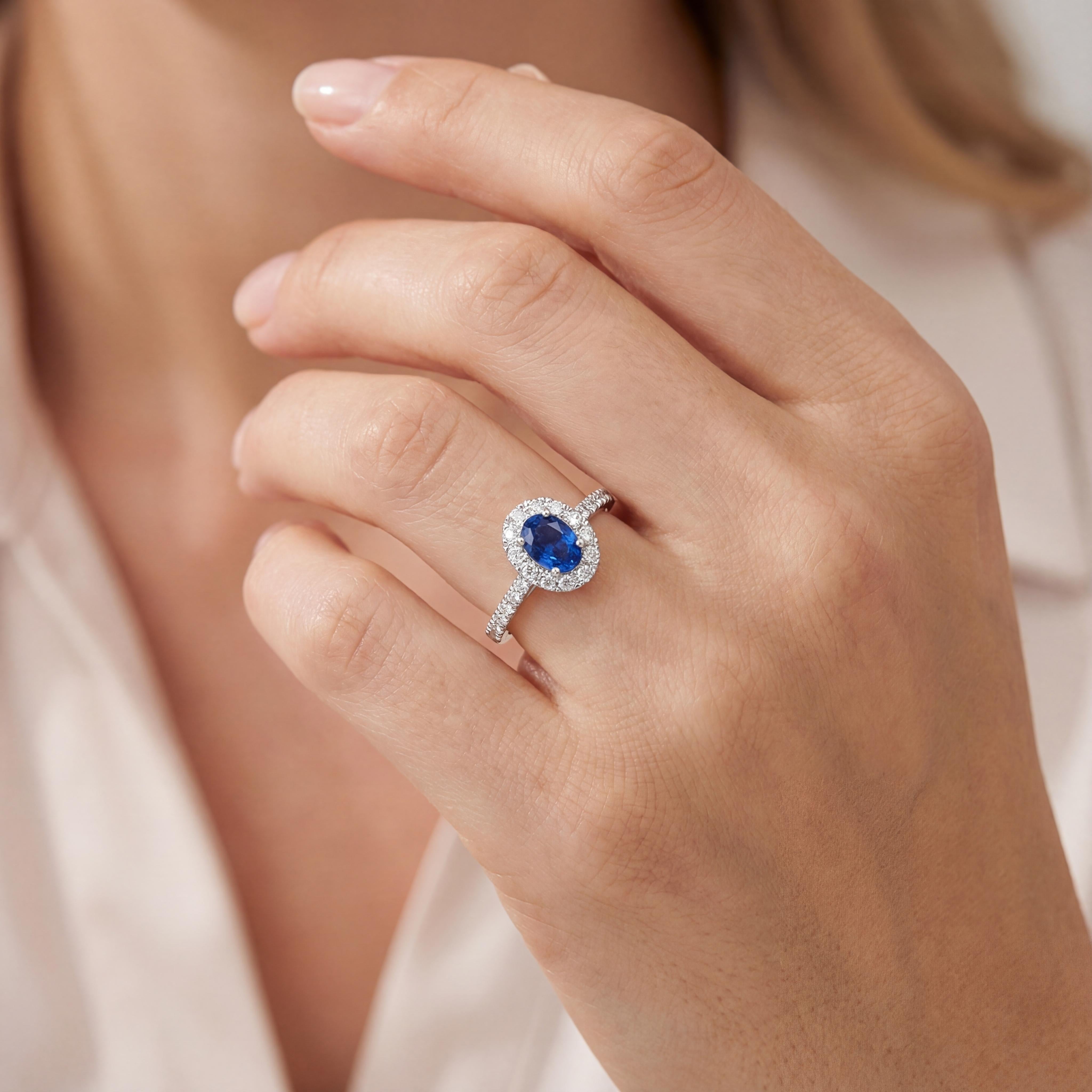 Bague de fiançailles halo classique saphir bleu ovale en vente 4