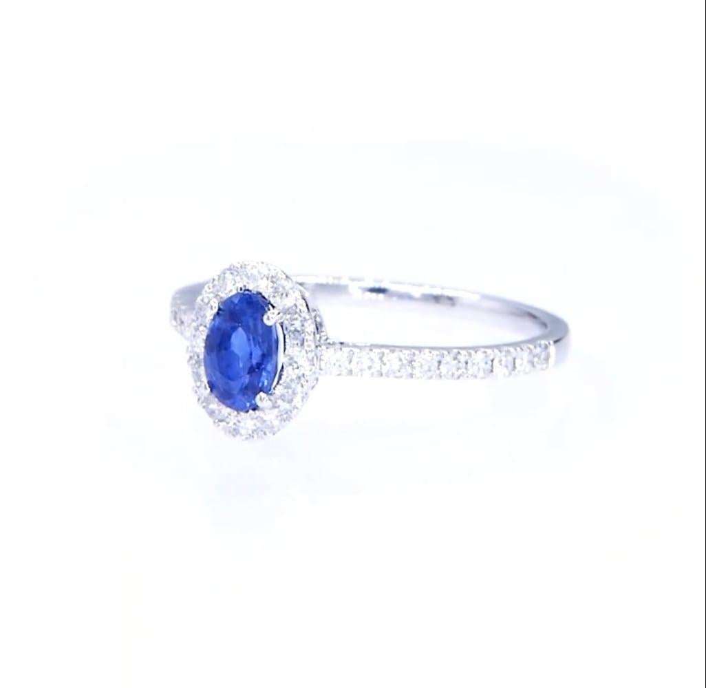 Contemporain Bague de fiançailles halo classique saphir bleu ovale en vente