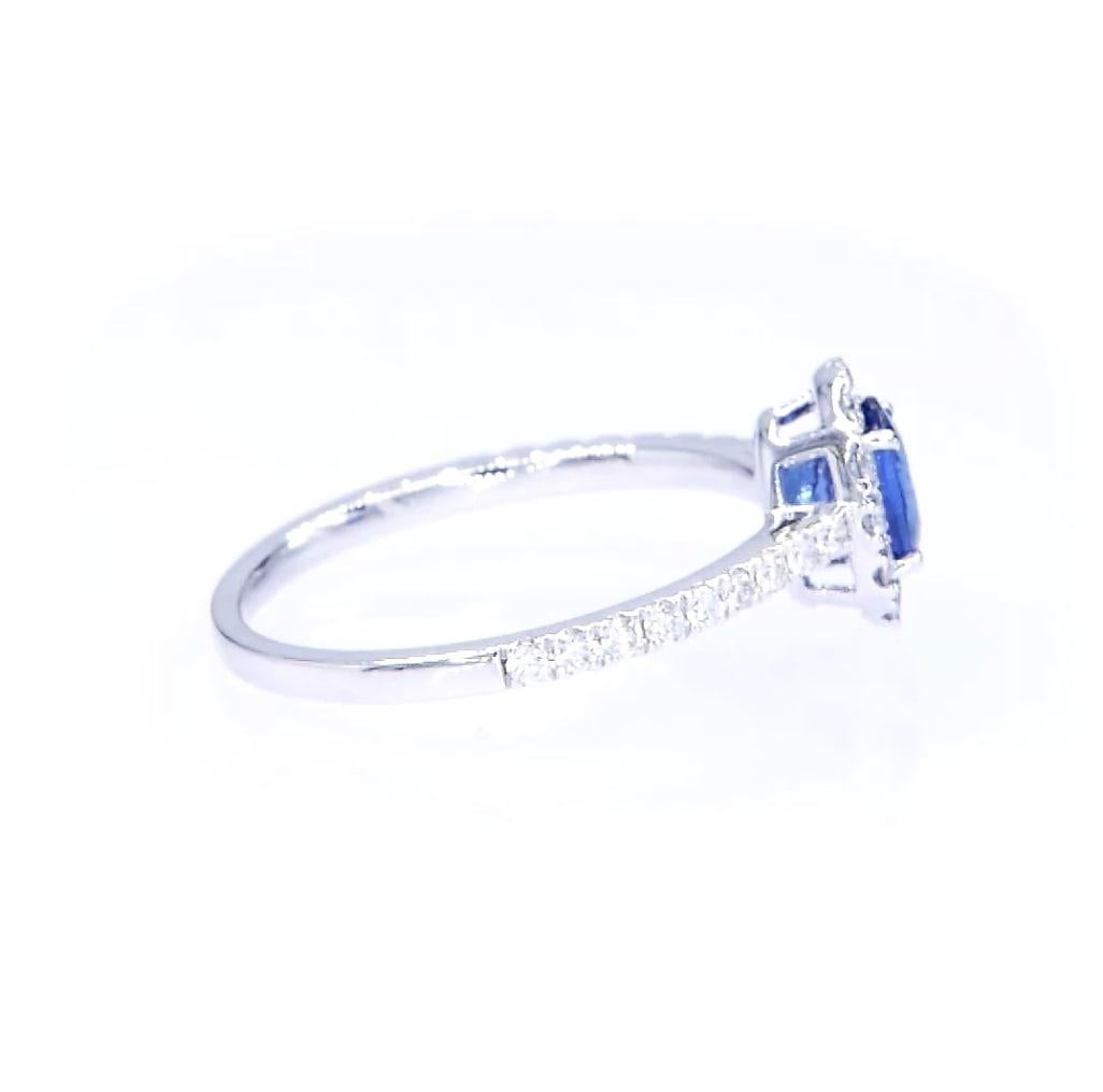 Bague de fiançailles halo classique saphir bleu ovale Neuf - En vente à Bangkok, TH