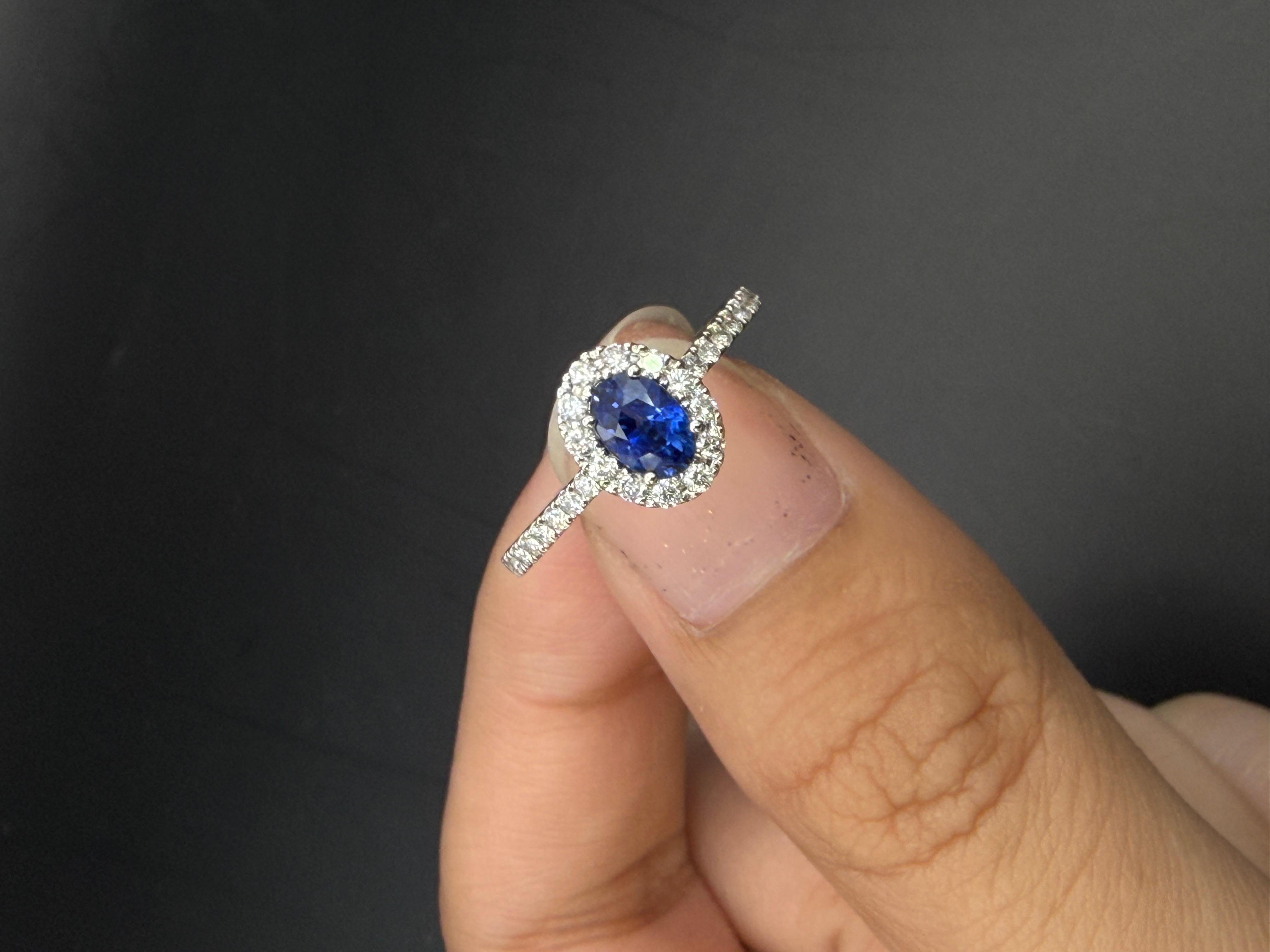 Bague de fiançailles halo classique saphir bleu ovale Unisexe en vente