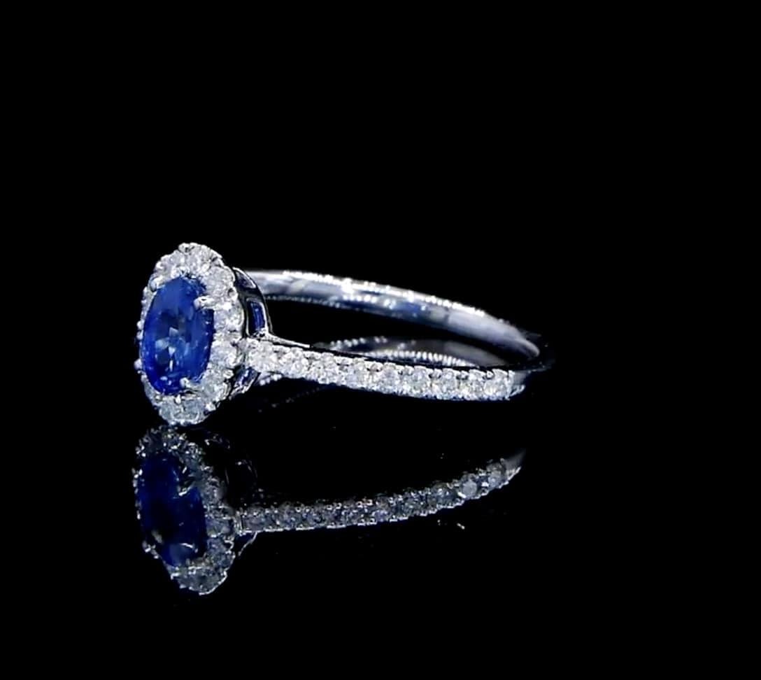 Bague de fiançailles halo classique saphir bleu ovale en vente 2