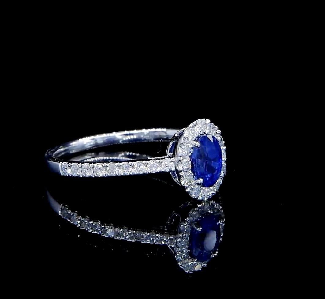 Bague de fiançailles halo classique saphir bleu ovale en vente 3