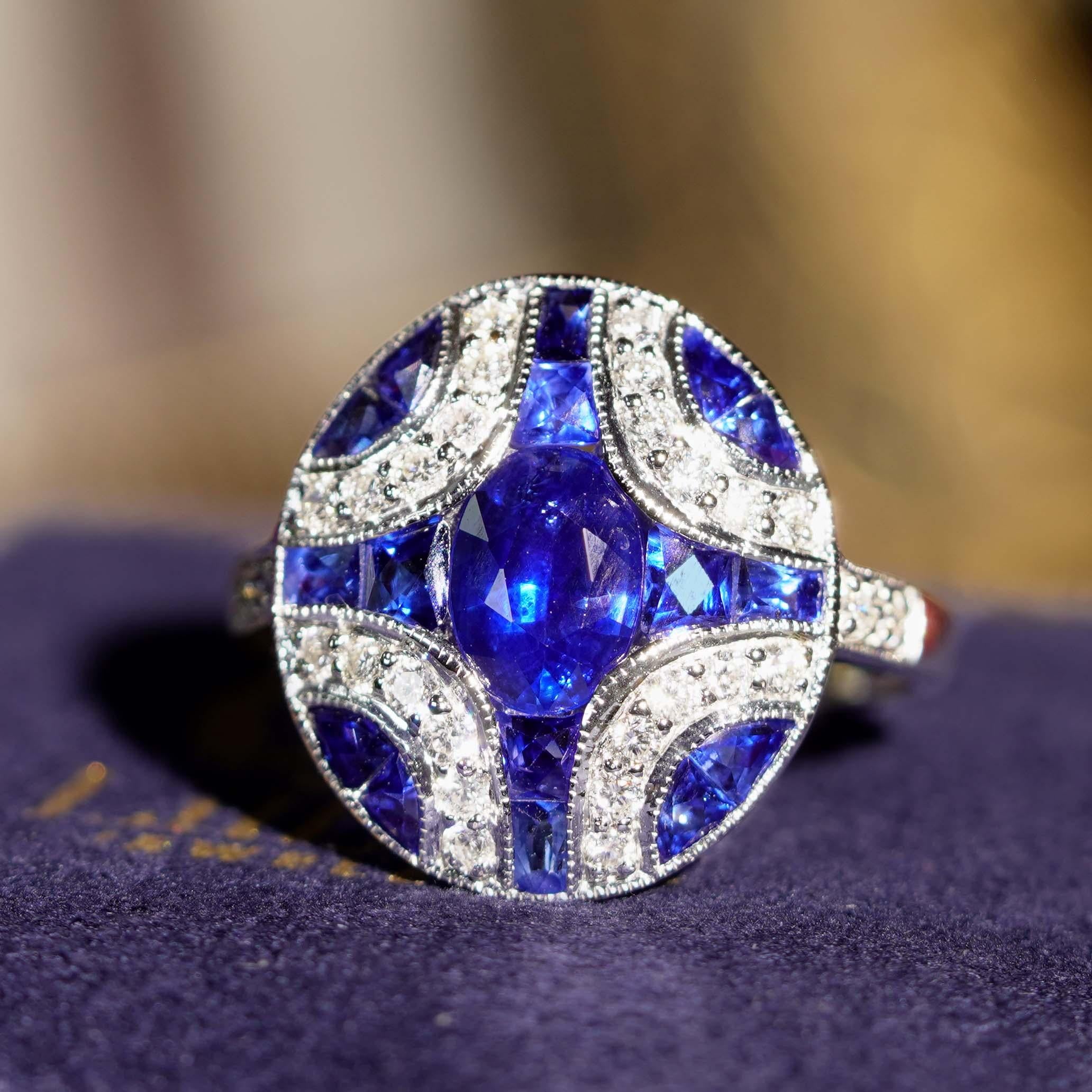 Bague de fiançailles en or blanc 18 carats, saphir bleu ovale et diamant, style Art déco en vente 1