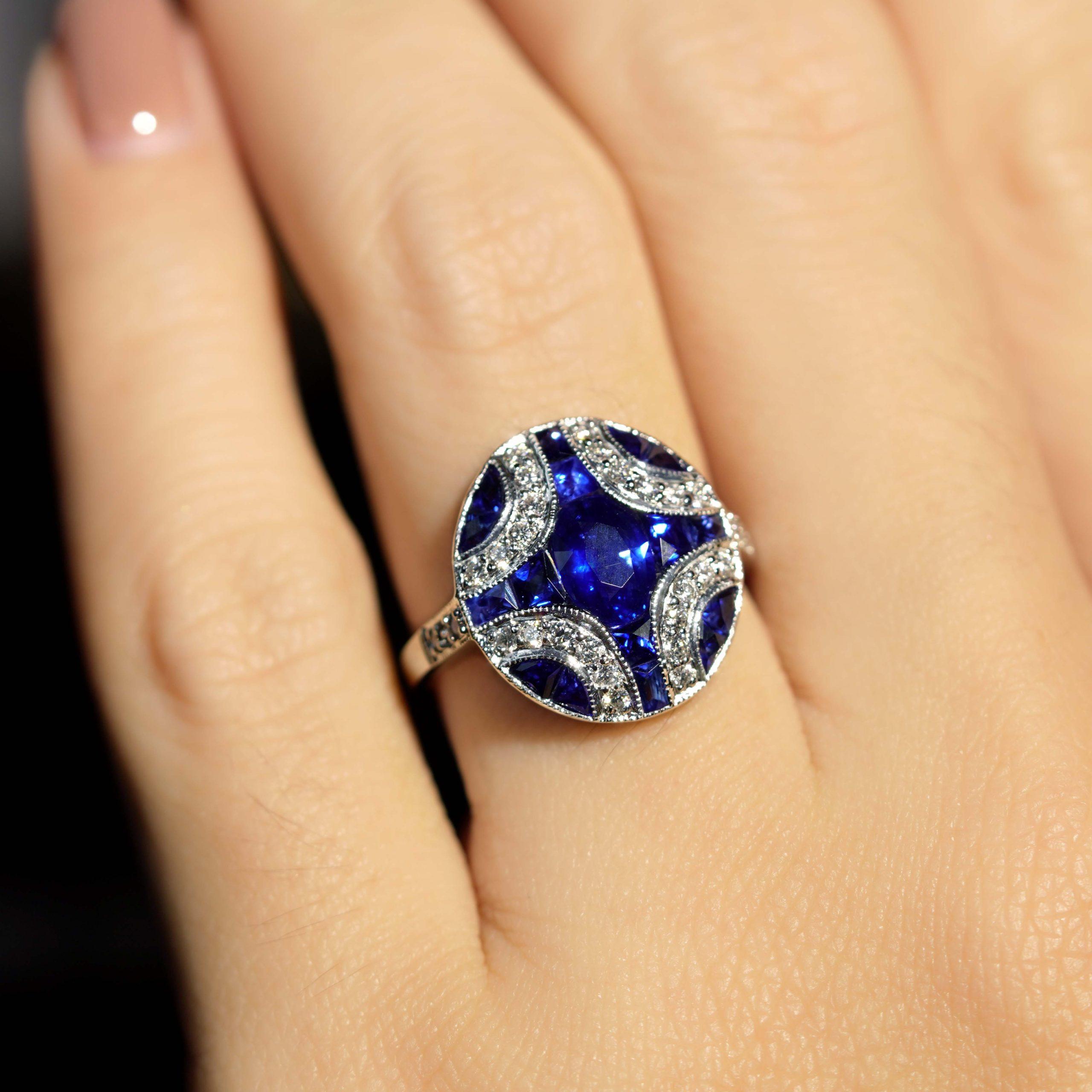 Bague de fiançailles en or blanc 18 carats, saphir bleu ovale et diamant, style Art déco en vente 2