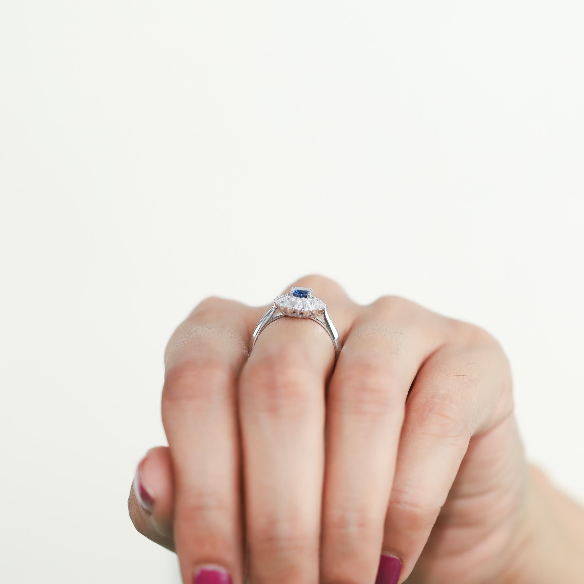 Verlobungsring aus Weißgold mit ovalem blauem Saphir und Diamant Baguette-Halo mit Baguette-Halo im Angebot 4