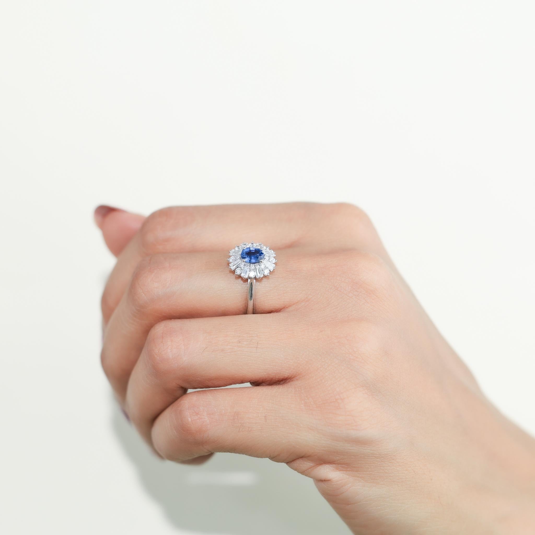 Verlobungsring aus Weißgold mit ovalem blauem Saphir und Diamant Baguette-Halo mit Baguette-Halo im Angebot 6