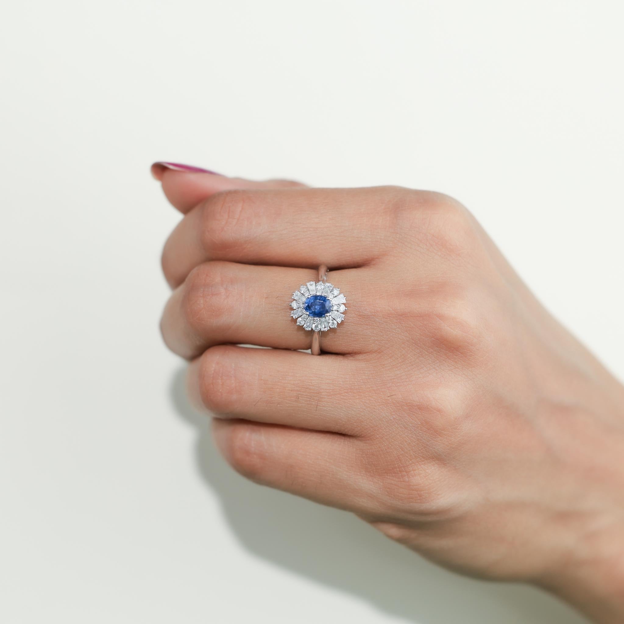 Verlobungsring aus Weißgold mit ovalem blauem Saphir und Diamant Baguette-Halo mit Baguette-Halo im Angebot 7