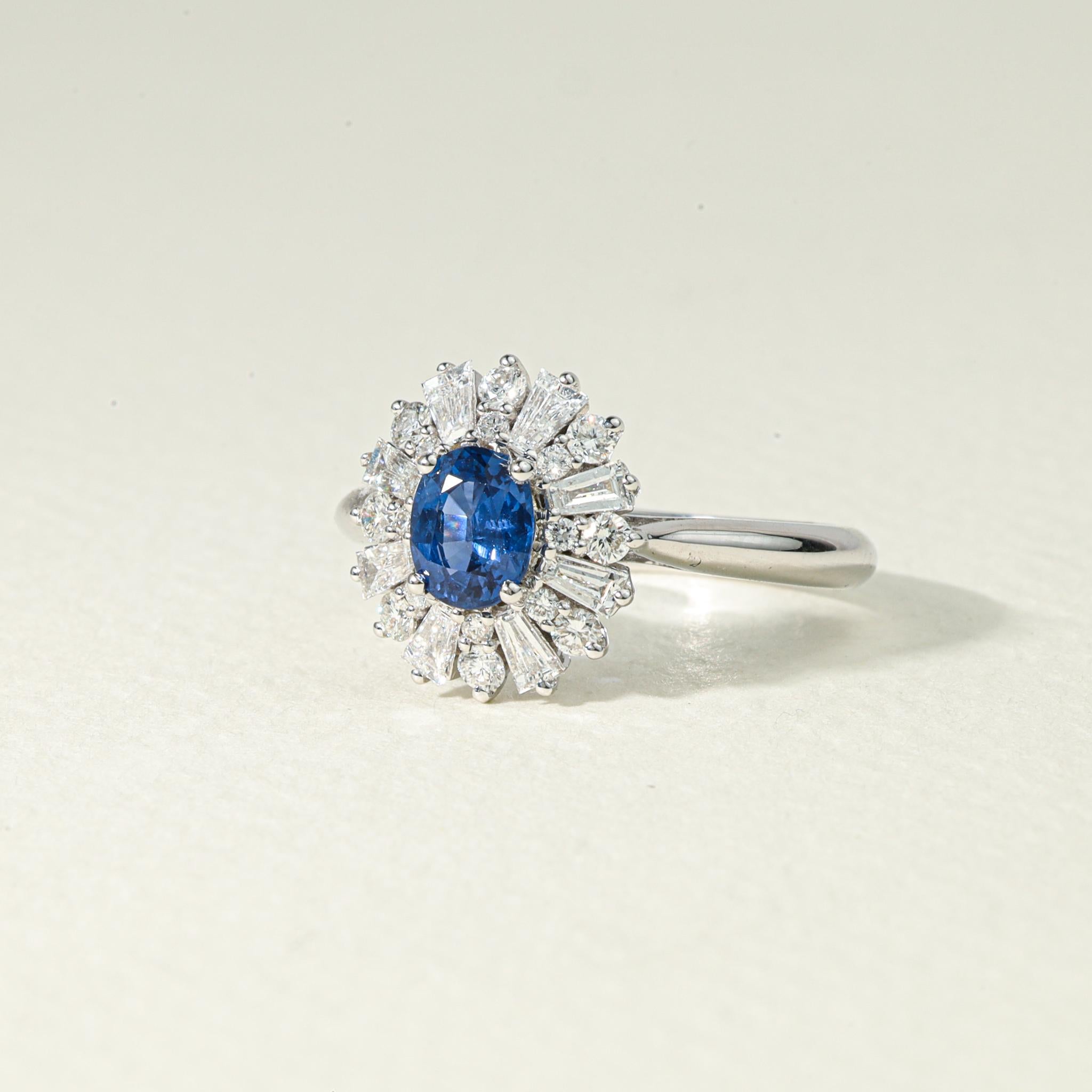 Verlobungsring aus Weißgold mit ovalem blauem Saphir und Diamant Baguette-Halo mit Baguette-Halo (Art déco) im Angebot
