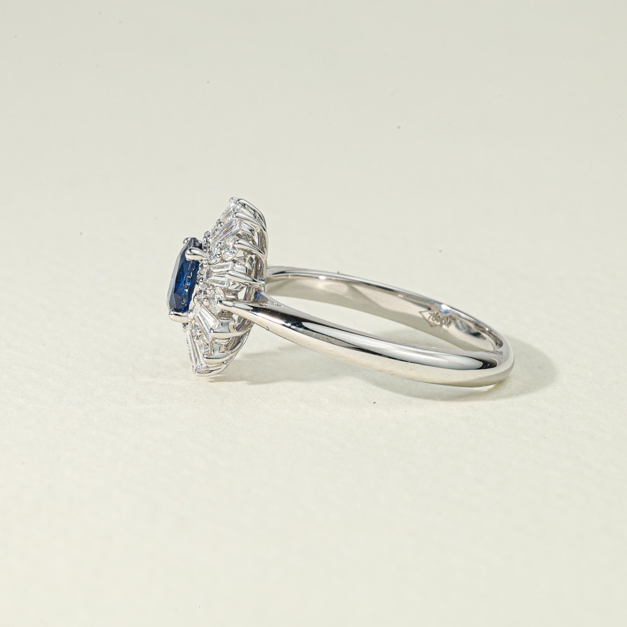 Verlobungsring aus Weißgold mit ovalem blauem Saphir und Diamant Baguette-Halo mit Baguette-Halo (Ovalschliff) im Angebot