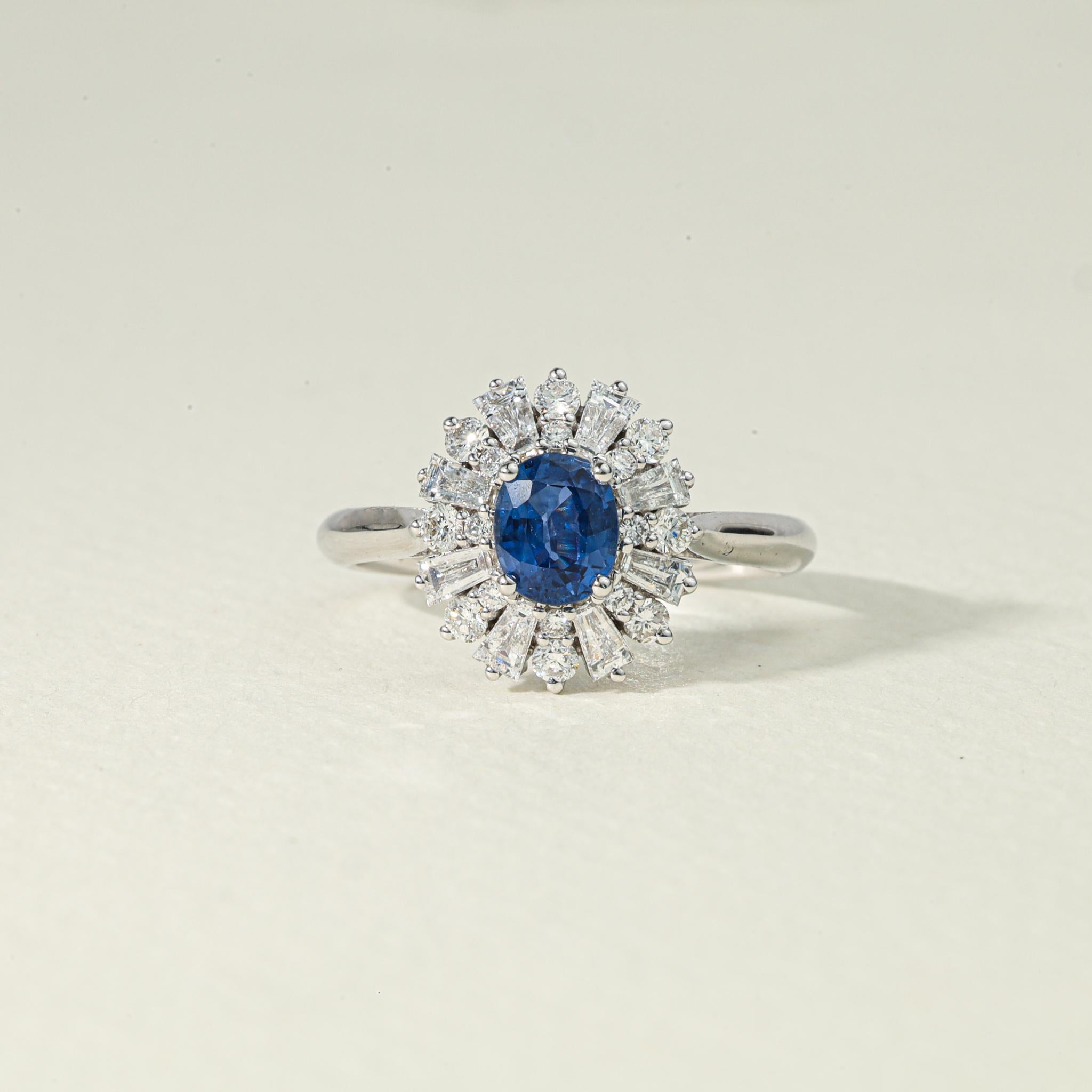 Verlobungsring aus Weißgold mit ovalem blauem Saphir und Diamant Baguette-Halo mit Baguette-Halo Damen im Angebot
