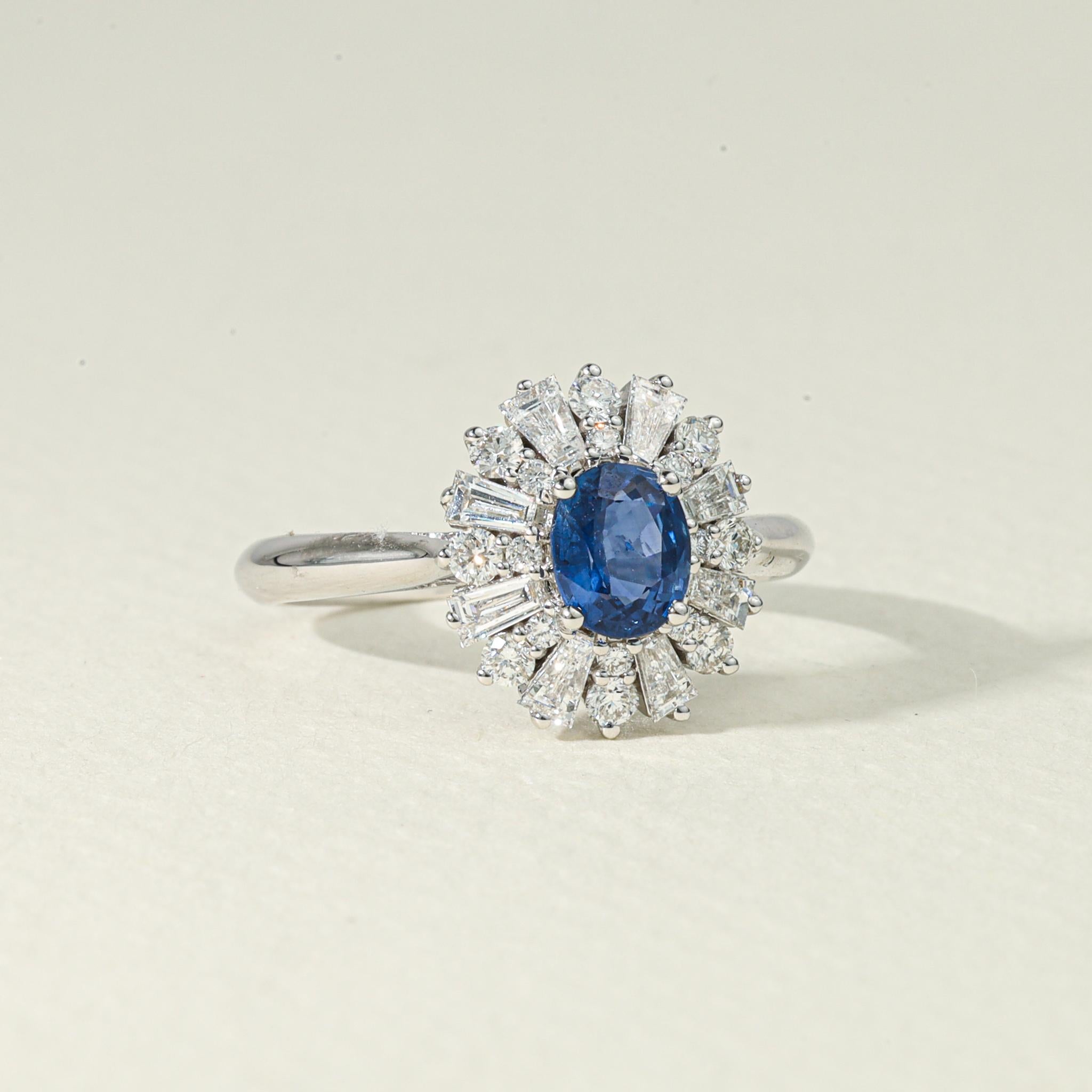 Verlobungsring aus Weißgold mit ovalem blauem Saphir und Diamant Baguette-Halo mit Baguette-Halo im Angebot 1