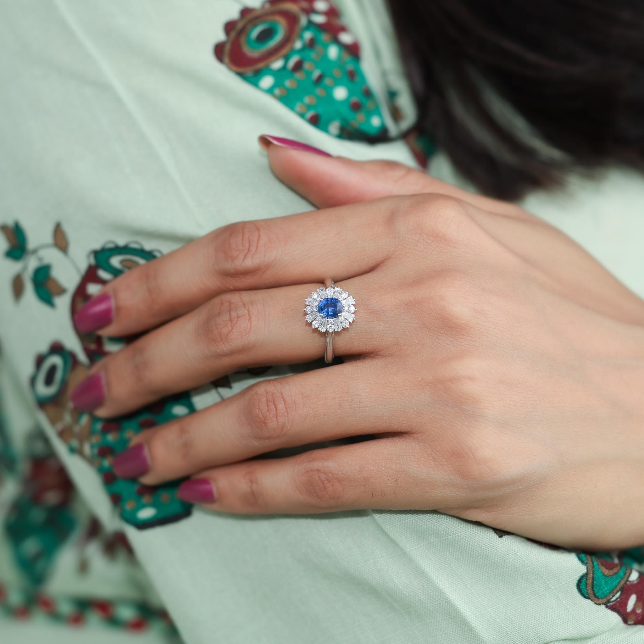 Verlobungsring aus Weißgold mit ovalem blauem Saphir und Diamant Baguette-Halo mit Baguette-Halo im Angebot 3
