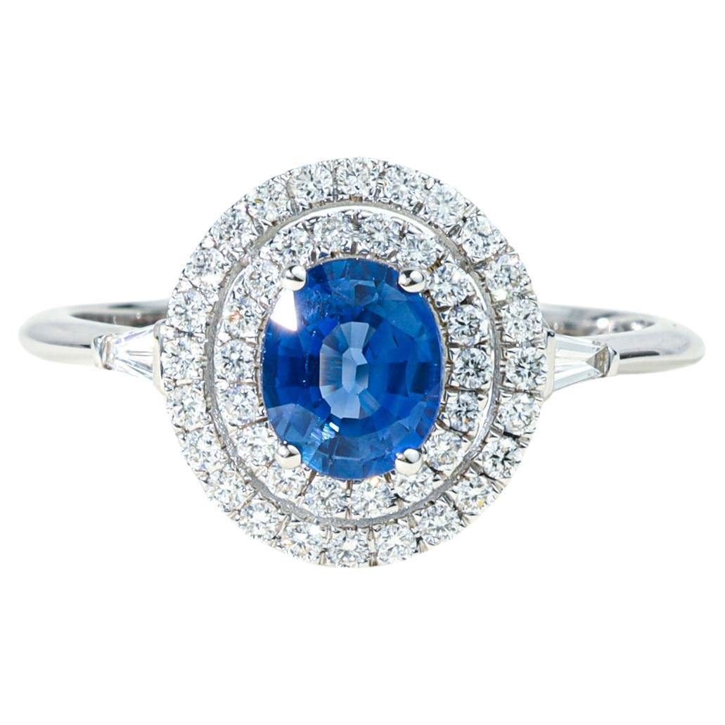 Ovaler blauer Saphir-Diamant-Cocktail-Verlobungsring mit doppeltem Halo aus Weißgold