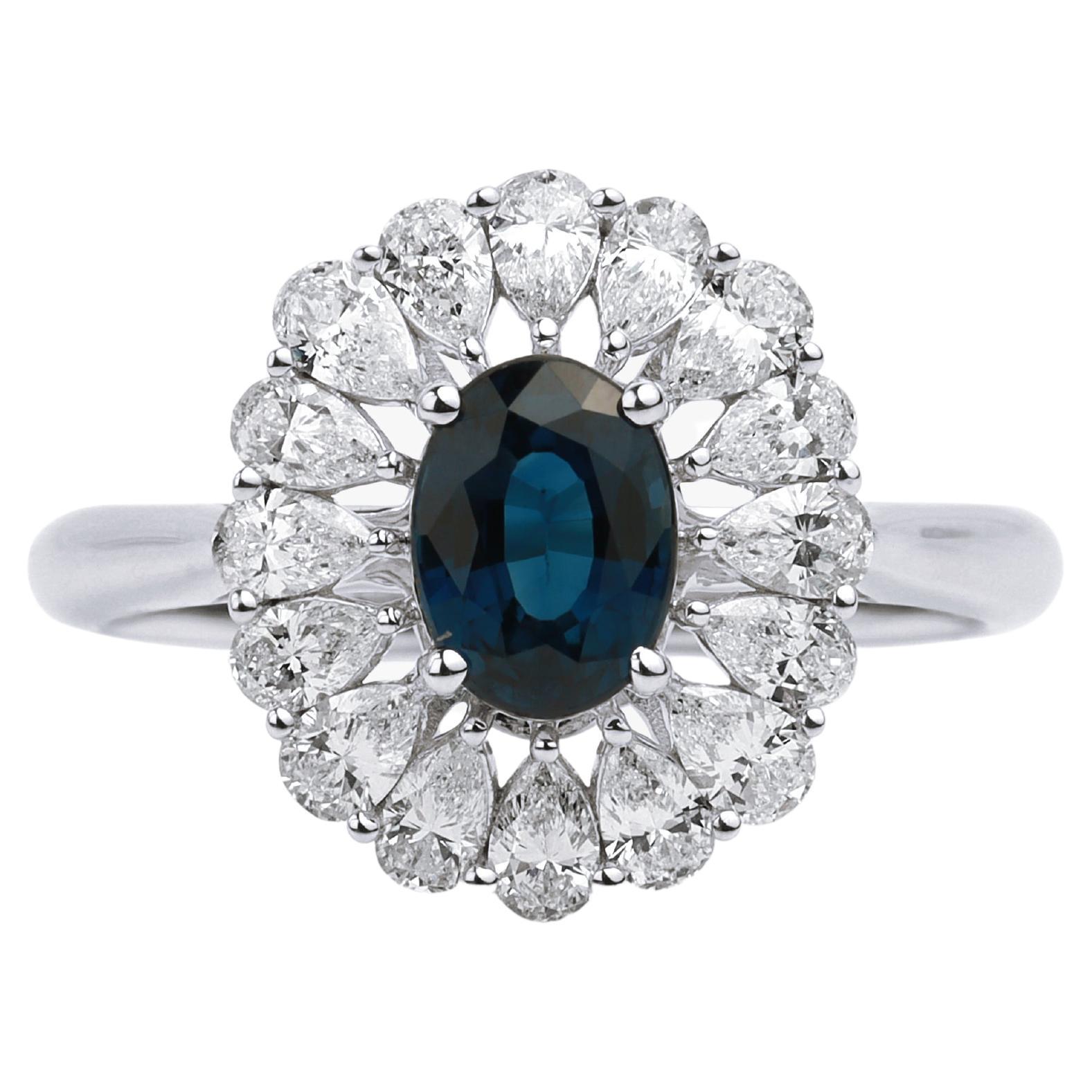 Verlobungsring aus Weißgold mit ovalem blauem Saphir und Diamant-Halo im Birnenschliff