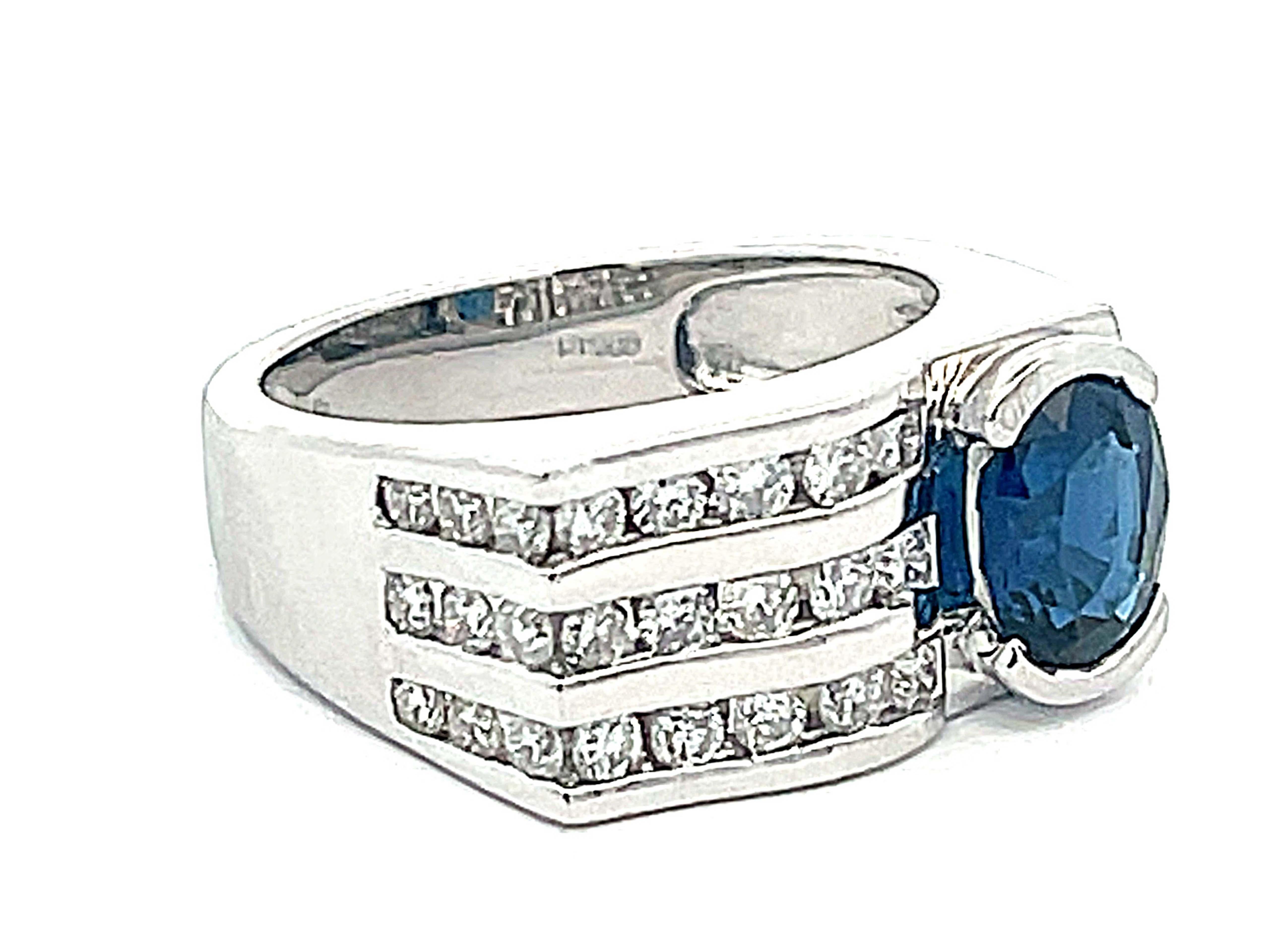 Moderne Bague en platine avec saphir bleu ovale et diamants en vente