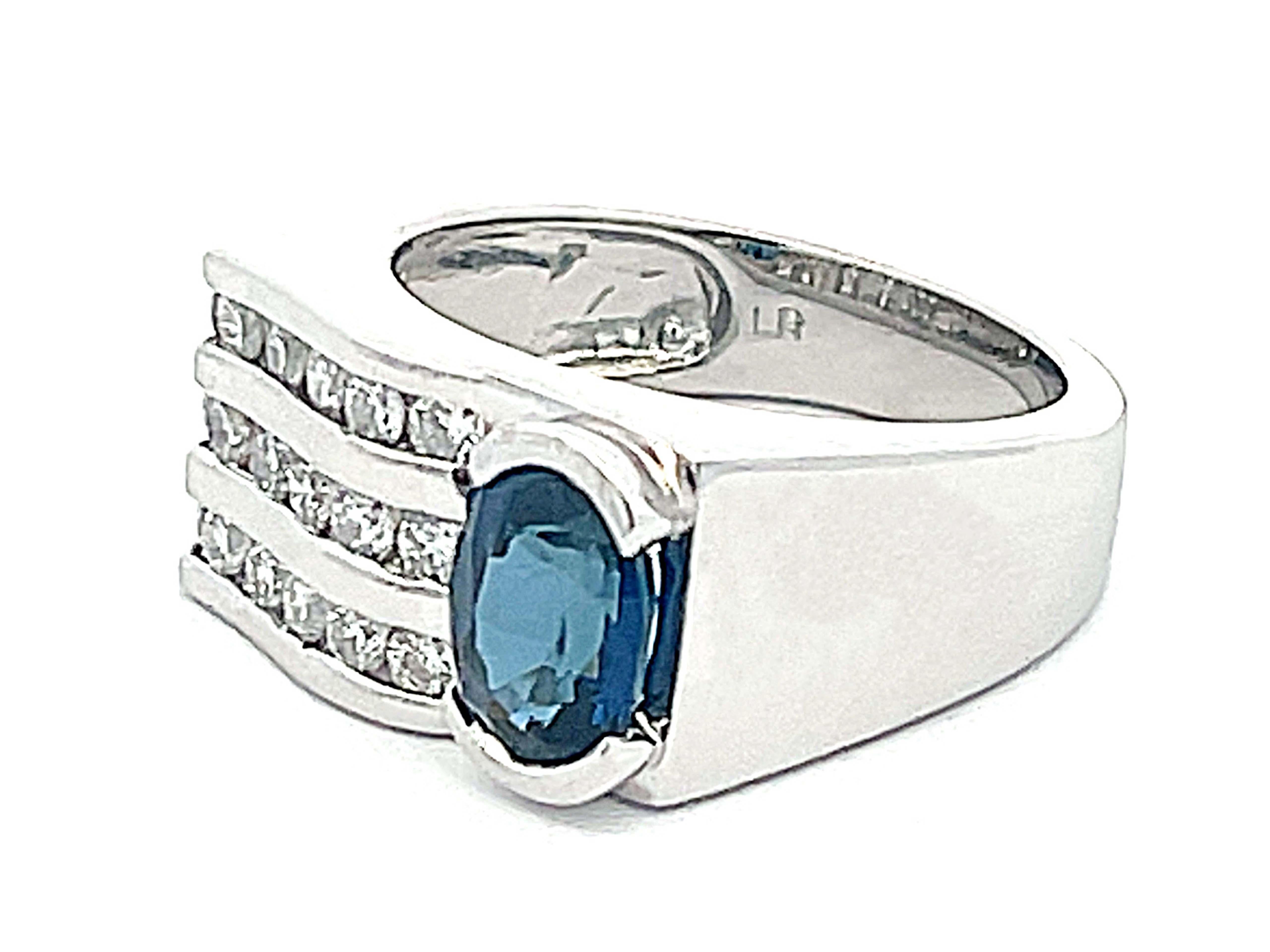 Taille brillant Bague en platine avec saphir bleu ovale et diamants en vente
