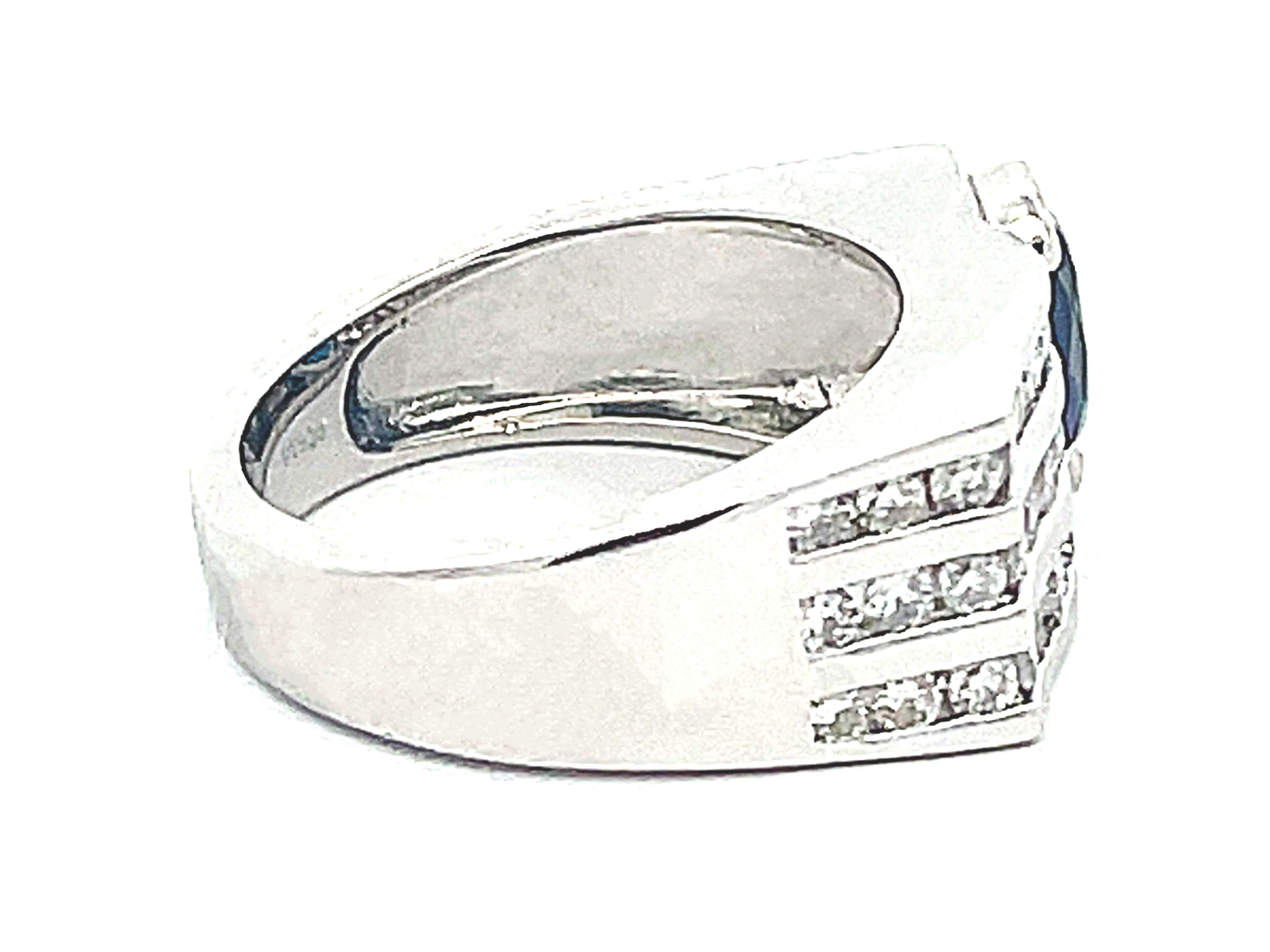 Bague en platine avec saphir bleu ovale et diamants Excellent état - En vente à Honolulu, HI