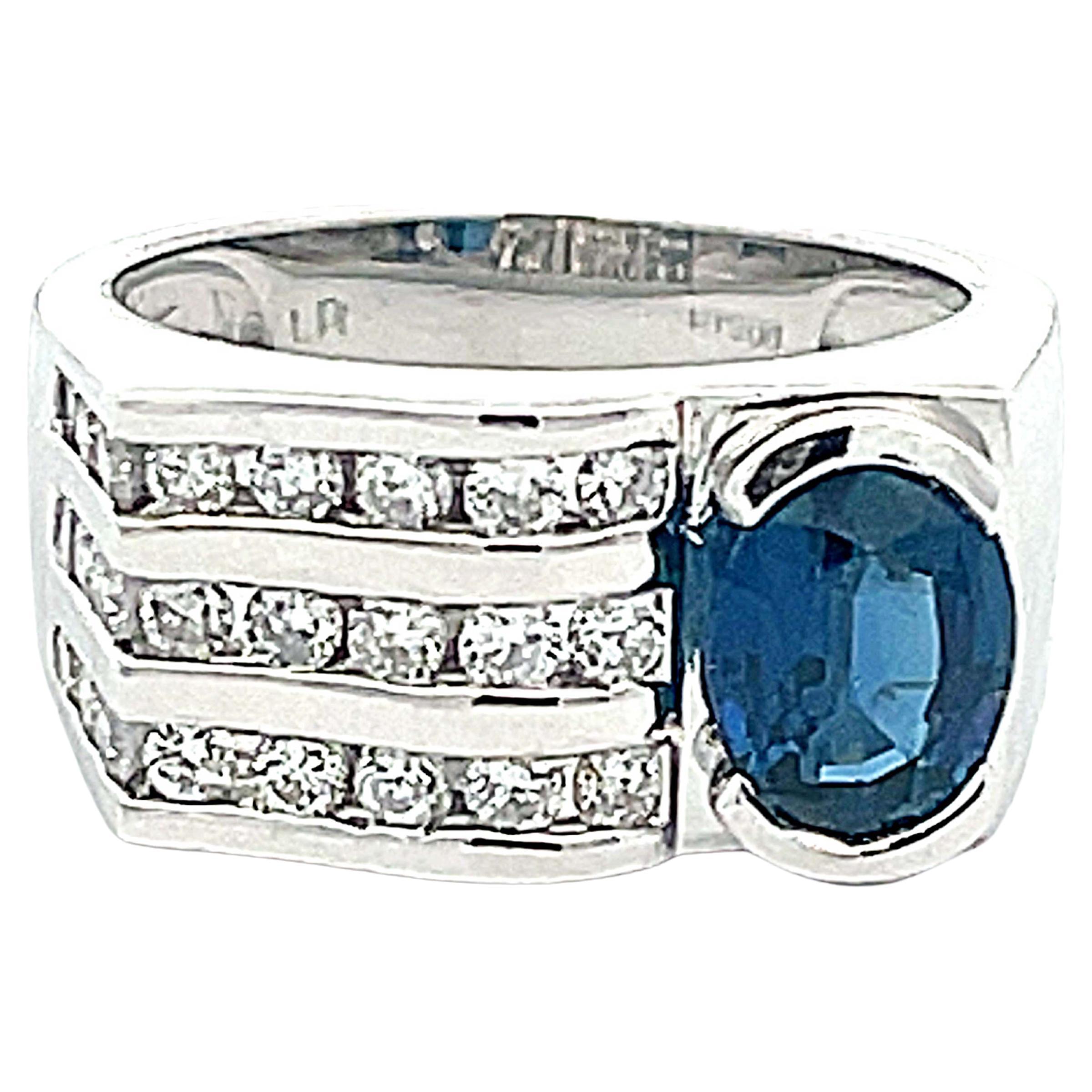Bague en platine avec saphir bleu ovale et diamants en vente