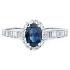 Verlobungsring mit ovalem blauem Saphir und Diamant im Rund-/ Baguetteschliff, Halo