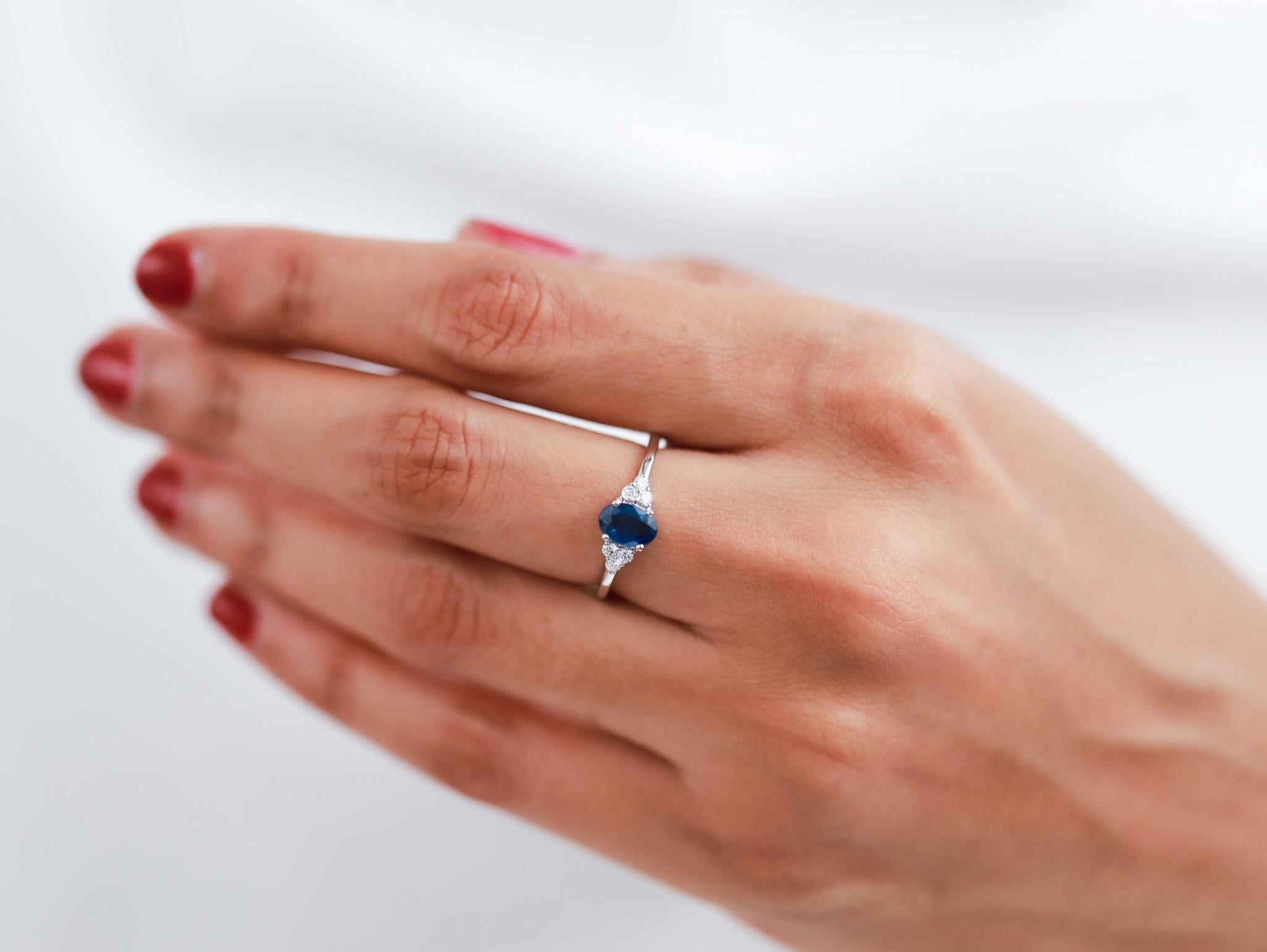 Bague de fiançailles cocktail à trois pierres en saphir bleu ovale et diamant taille ronde Pour femmes en vente