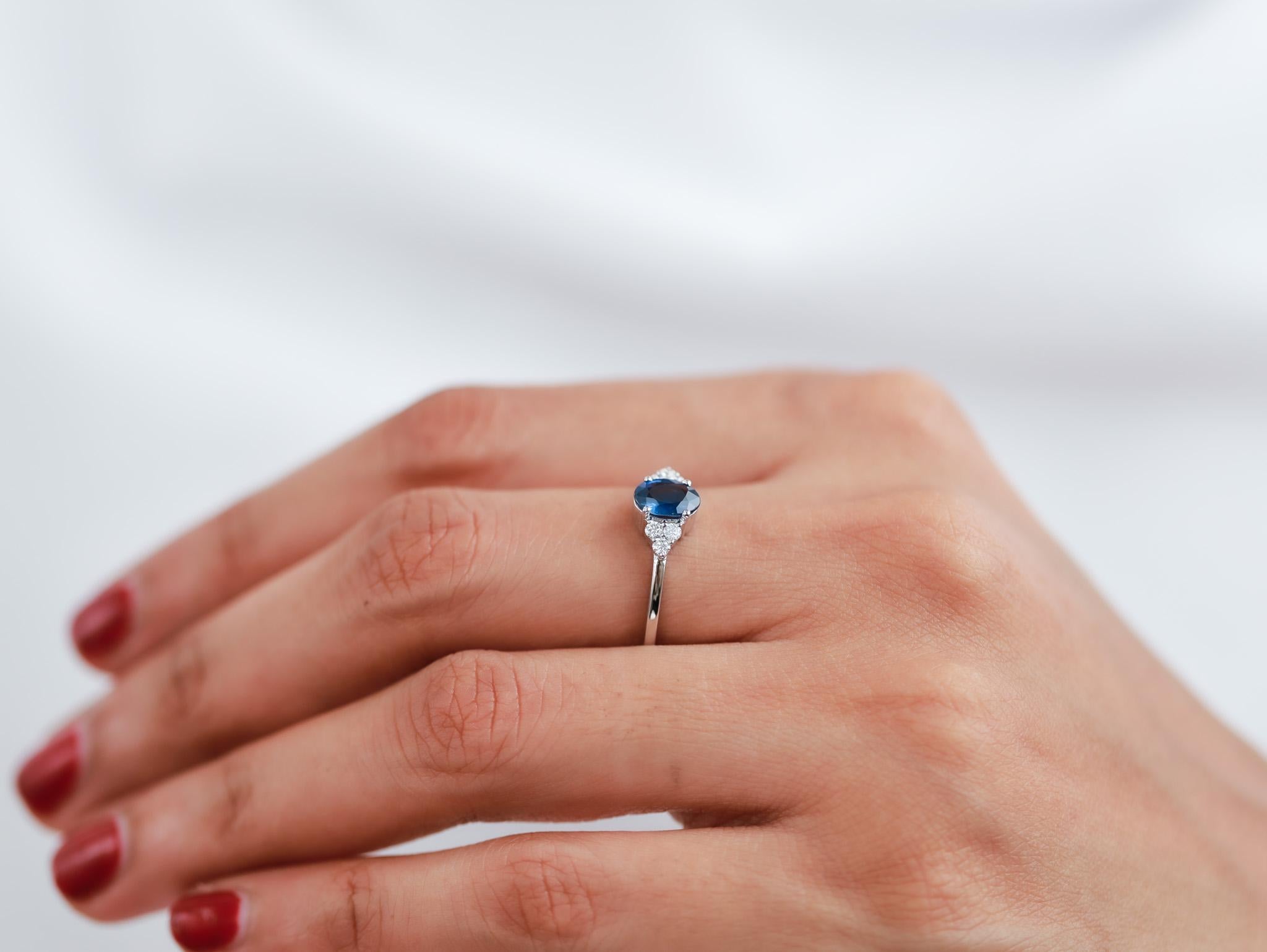 Oval Blue Sapphire Diamond Round Cut Three Stone Cocktail Engagement Ring In New Condition For Sale In Jaipur, RJ