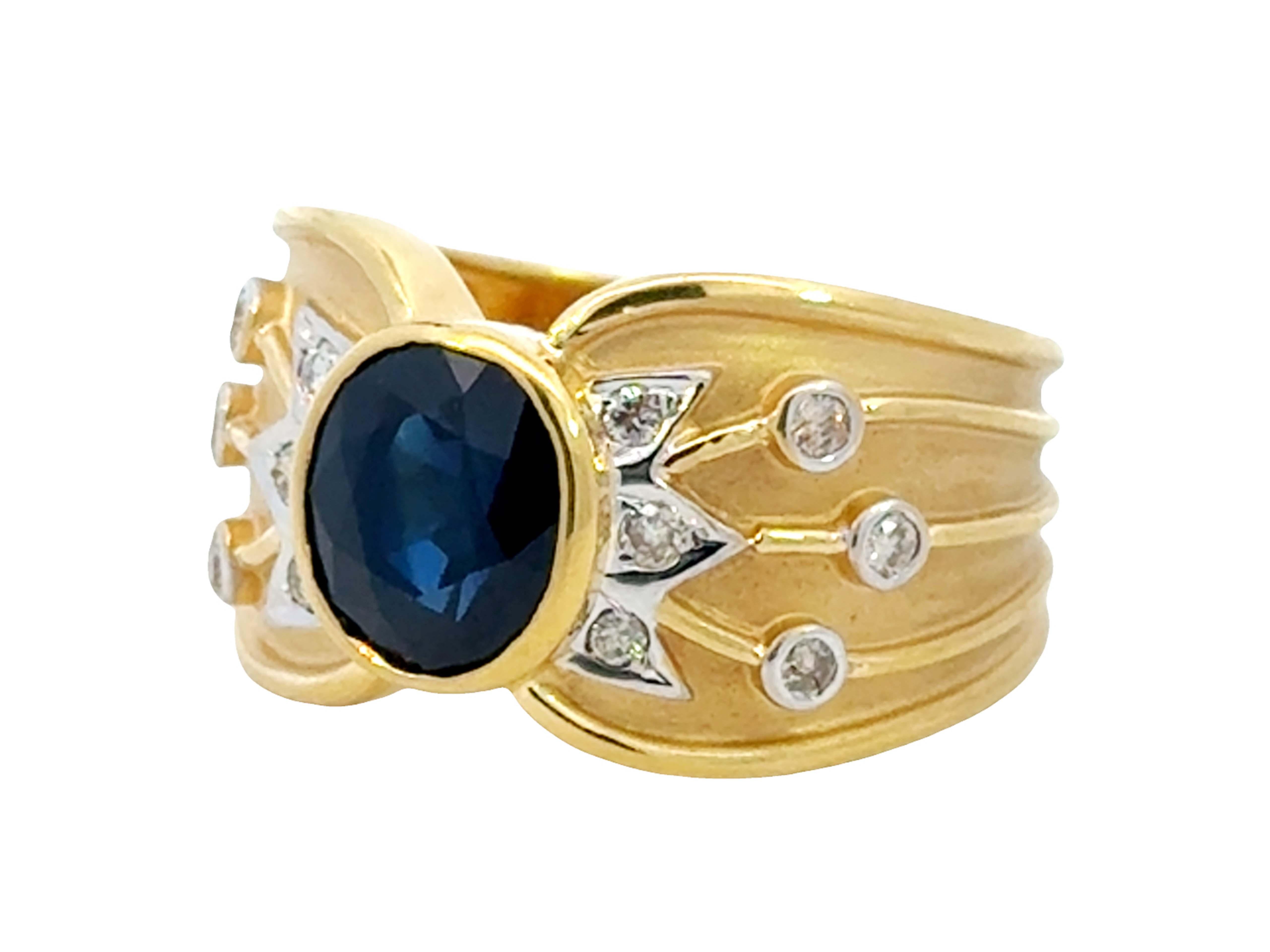Taglio ovale Oval Blue Sapphire Diamond Satin Cocktail Ring 18k Yellow Gold in vendita
