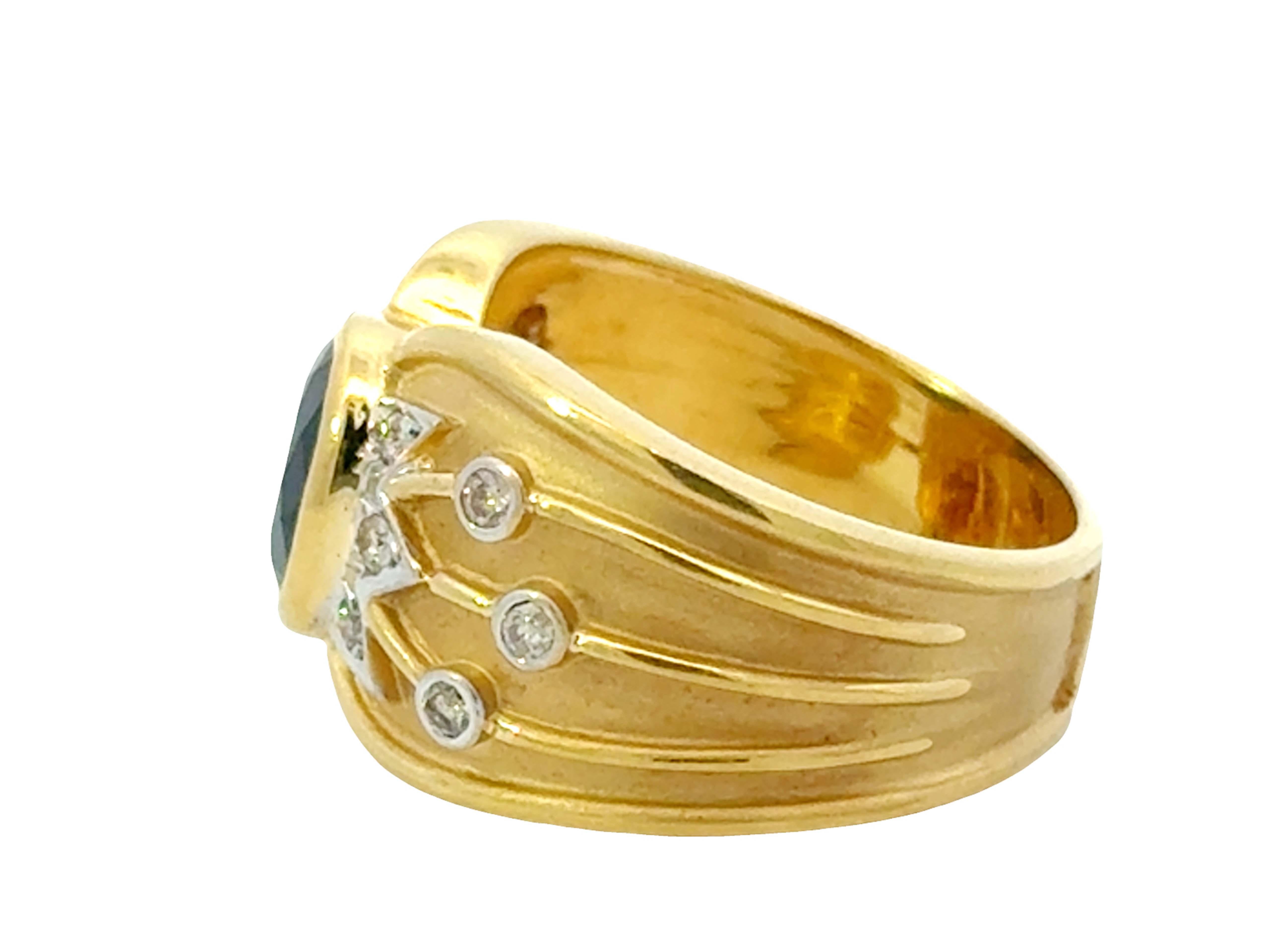 da uomo o donna Oval Blue Sapphire Diamond Satin Cocktail Ring 18k Yellow Gold in vendita
