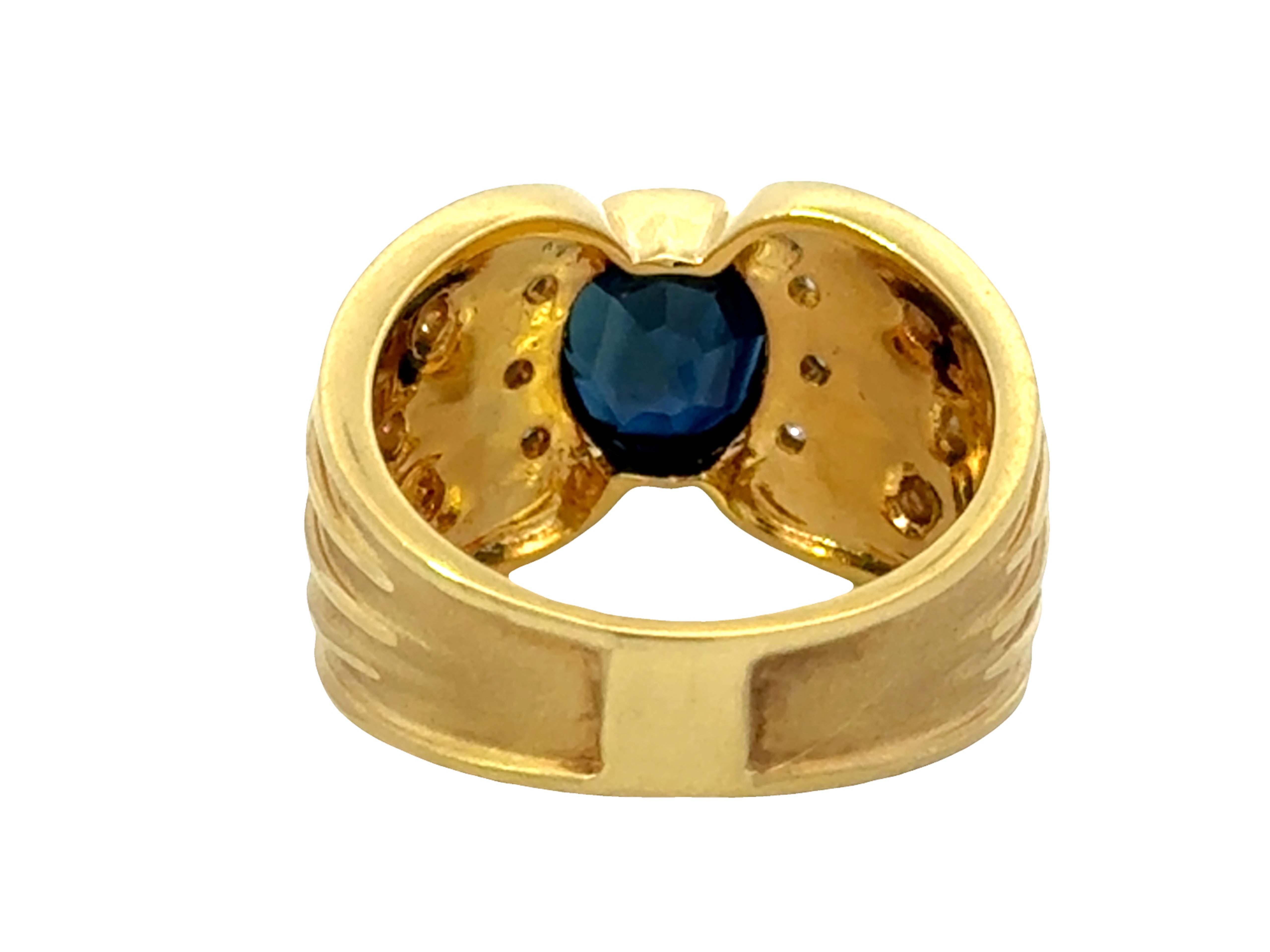 Oval Blue Sapphire Diamond Satin Cocktail Ring 18k Yellow Gold in vendita 1