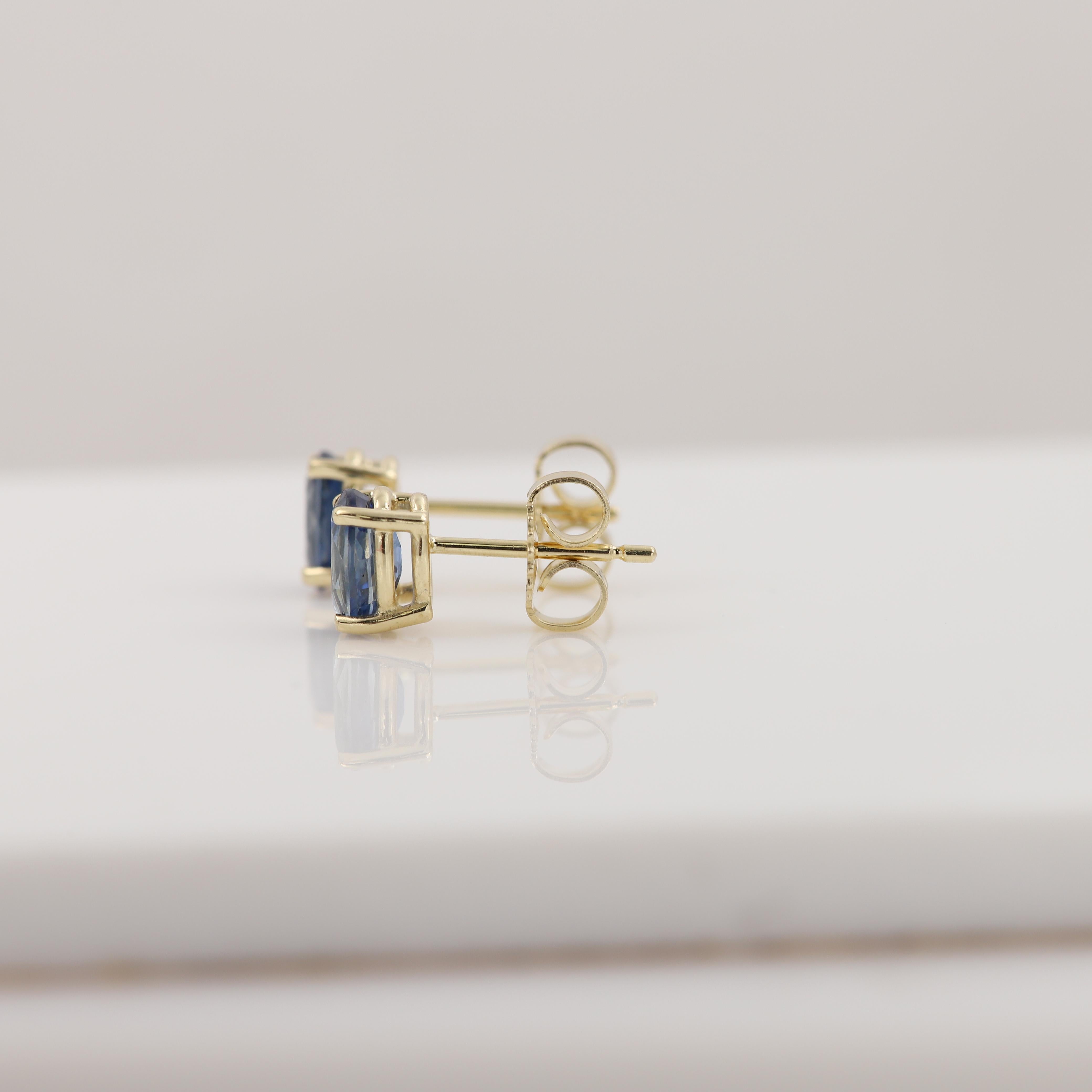 Taille ovale Boucles d'oreilles en or jaune 14 carats avec saphirs bleus ovales 6 x 4 saphirs naturels en vente