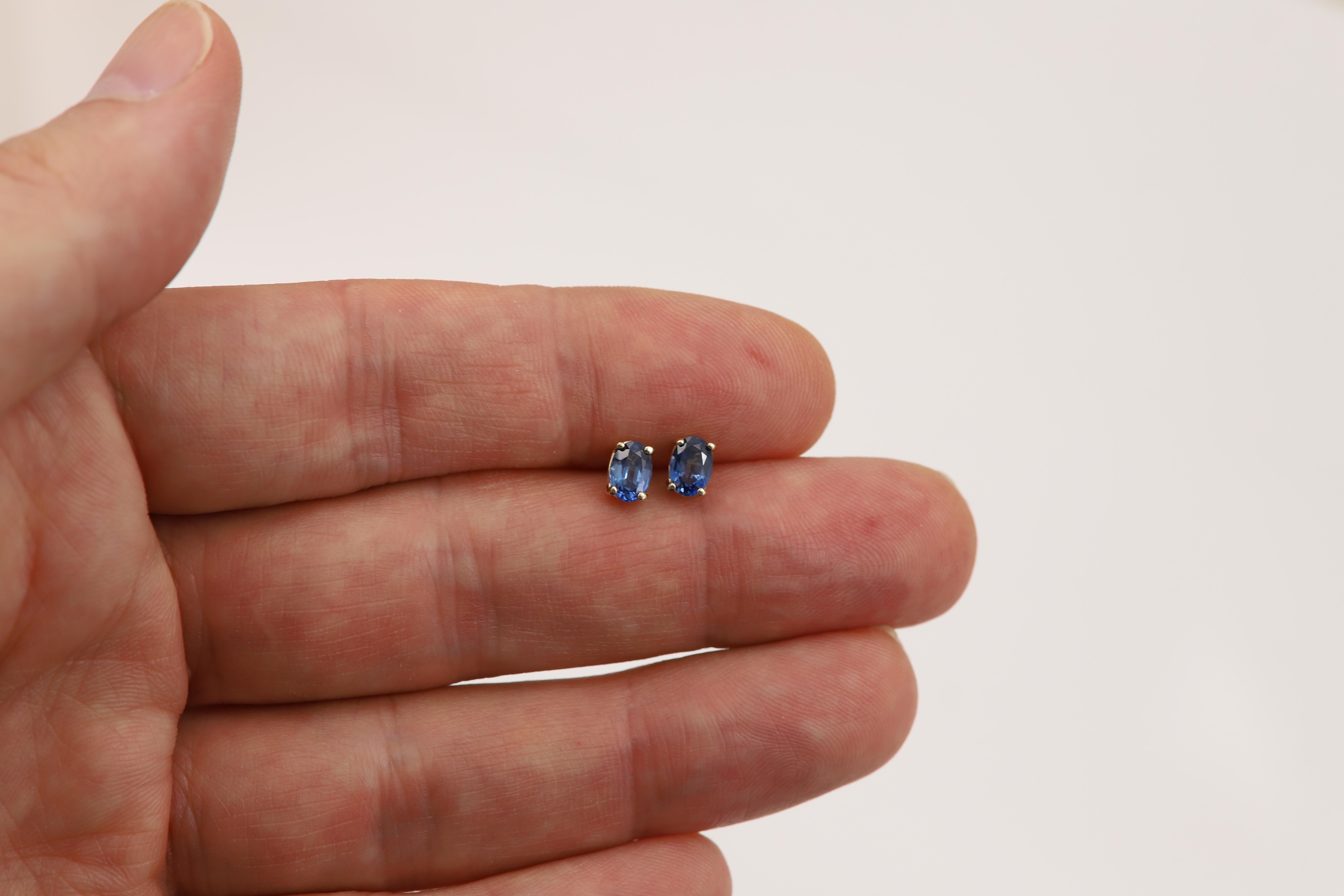 Oval Blue Sapphire Earring Studs 6 x 4 Natural Sapphire 14 Karat Yellow gold In New Condition For Sale In Brooklyn, NY