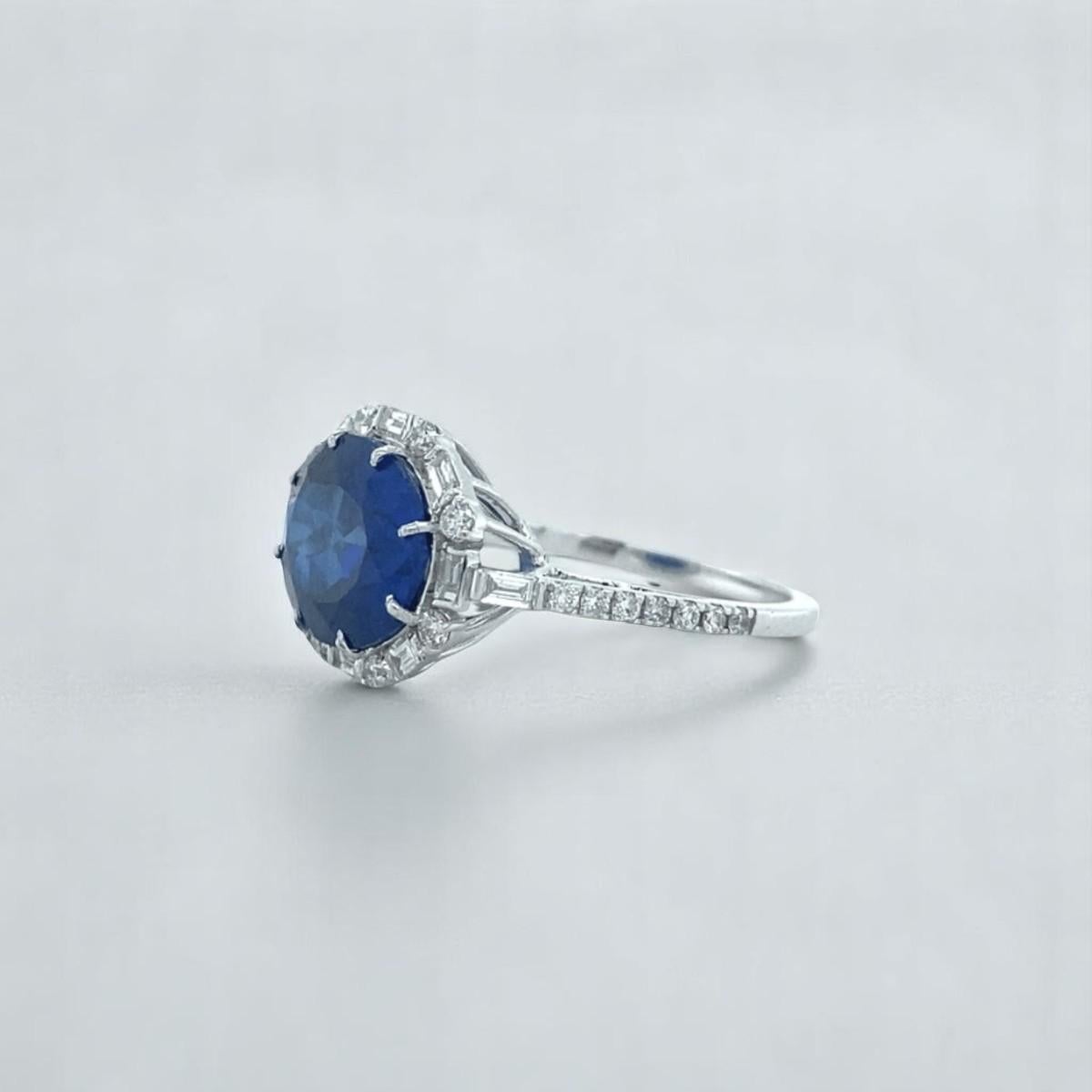 Oval Blue Sapphire Gemstone Diamond Halo Ring in 14K Solid Gold (Certified) In New Condition For Sale In New Delhi, DL
