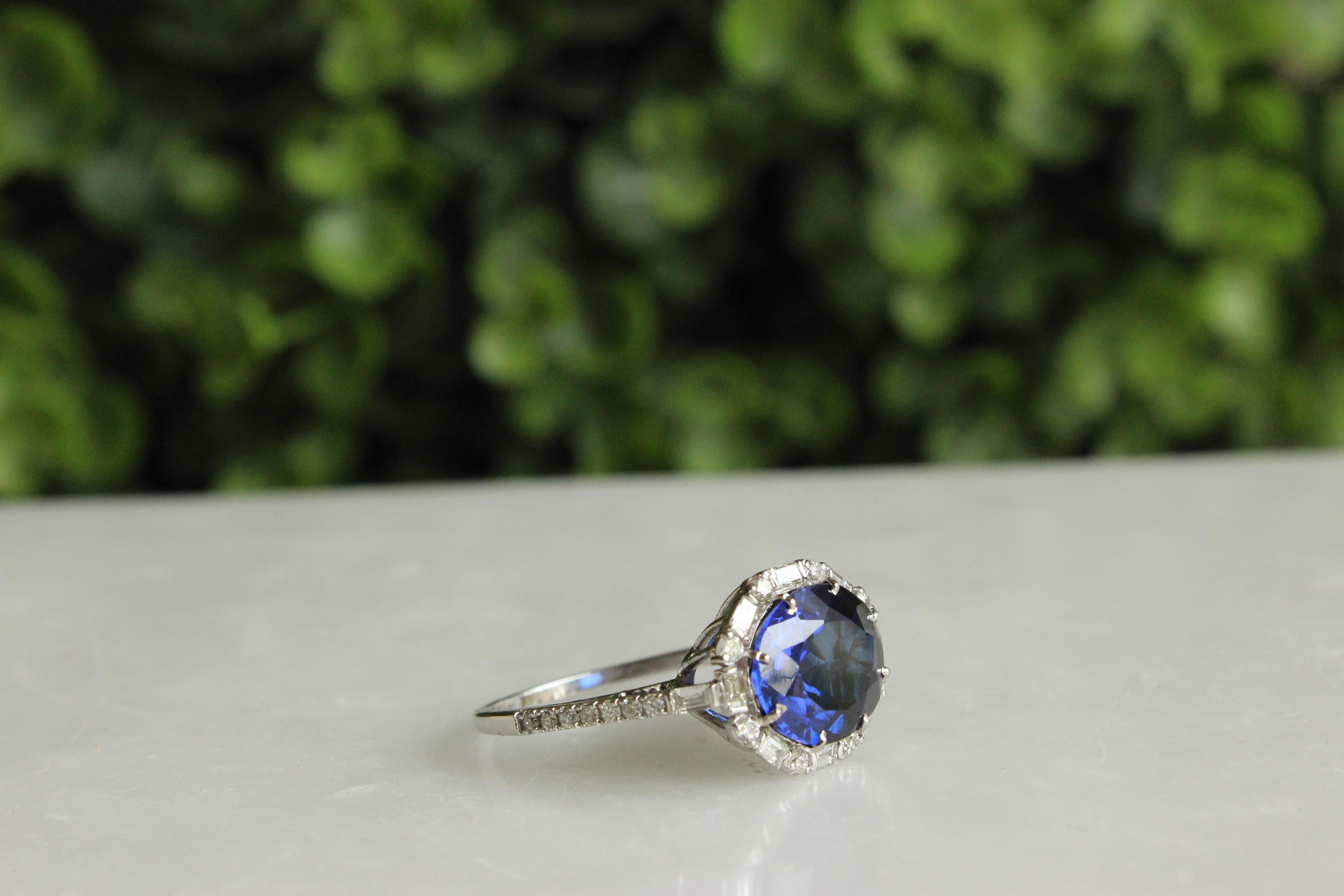 Im Angebot: 3-karätiger ovaler blauer Saphir und Diamanten-Ring aus 18 Karat massivem Gold () 2