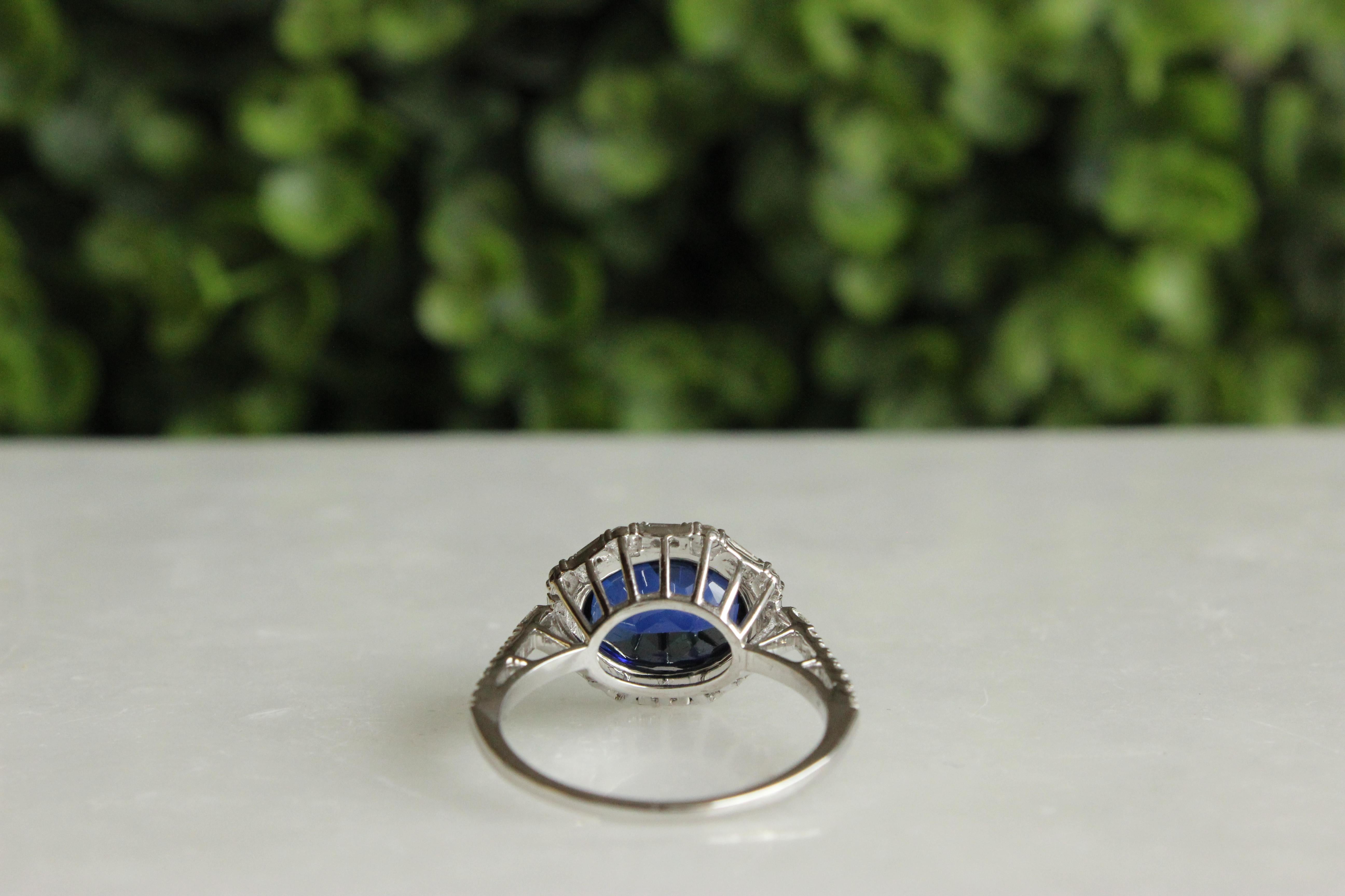 Im Angebot: 3-karätiger ovaler blauer Saphir und Diamanten-Ring aus 18 Karat massivem Gold () 3