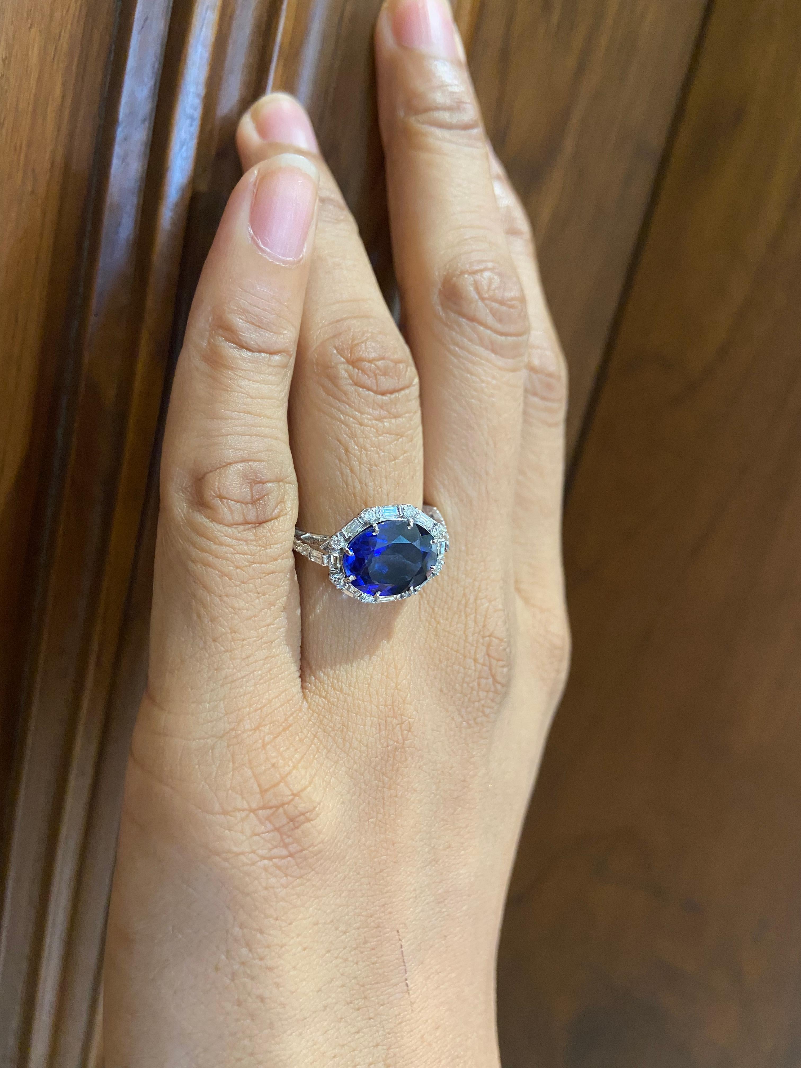 Im Angebot: 3-karätiger ovaler blauer Saphir und Diamanten-Ring aus 18 Karat massivem Gold () 9