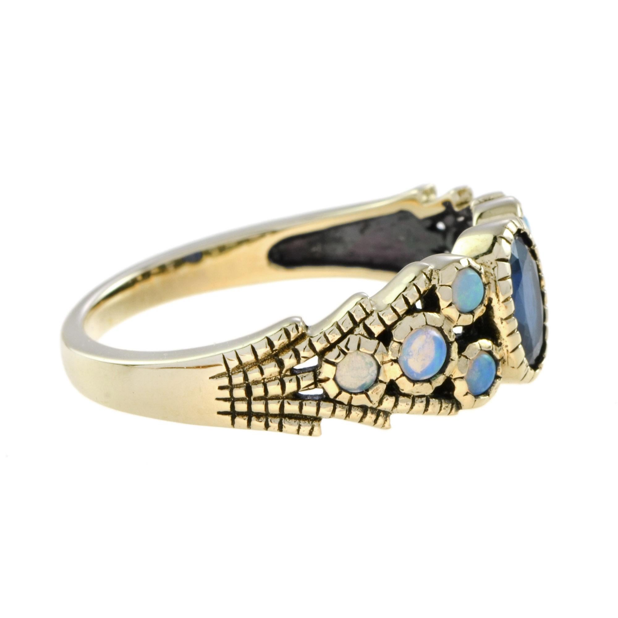 Taille ovale Bague en or jaune, saphir bleu ovale et opale, style antique et inspiré du vintage en vente