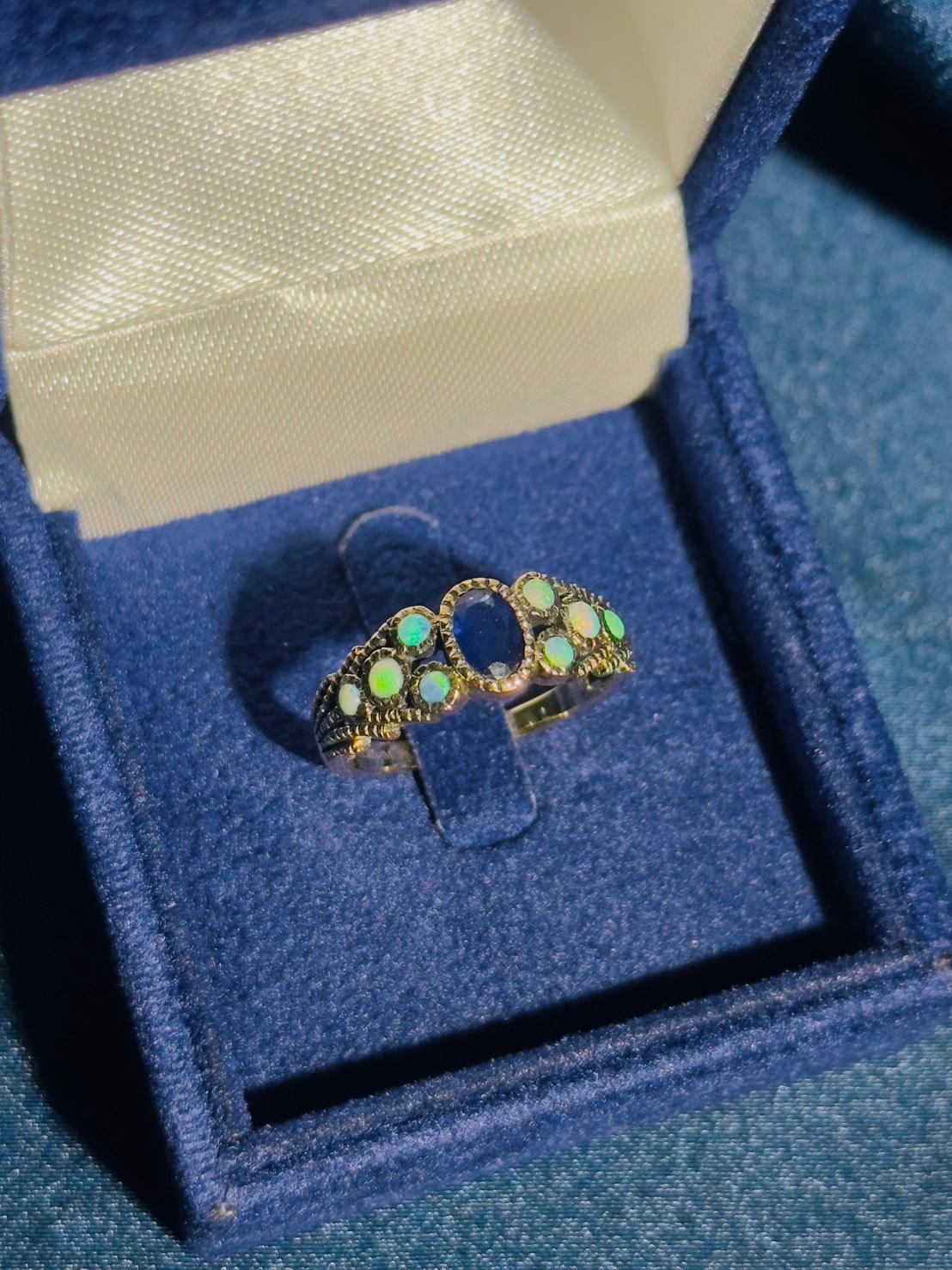 Bague en or jaune, saphir bleu ovale et opale, style antique et inspiré du vintage en vente 2