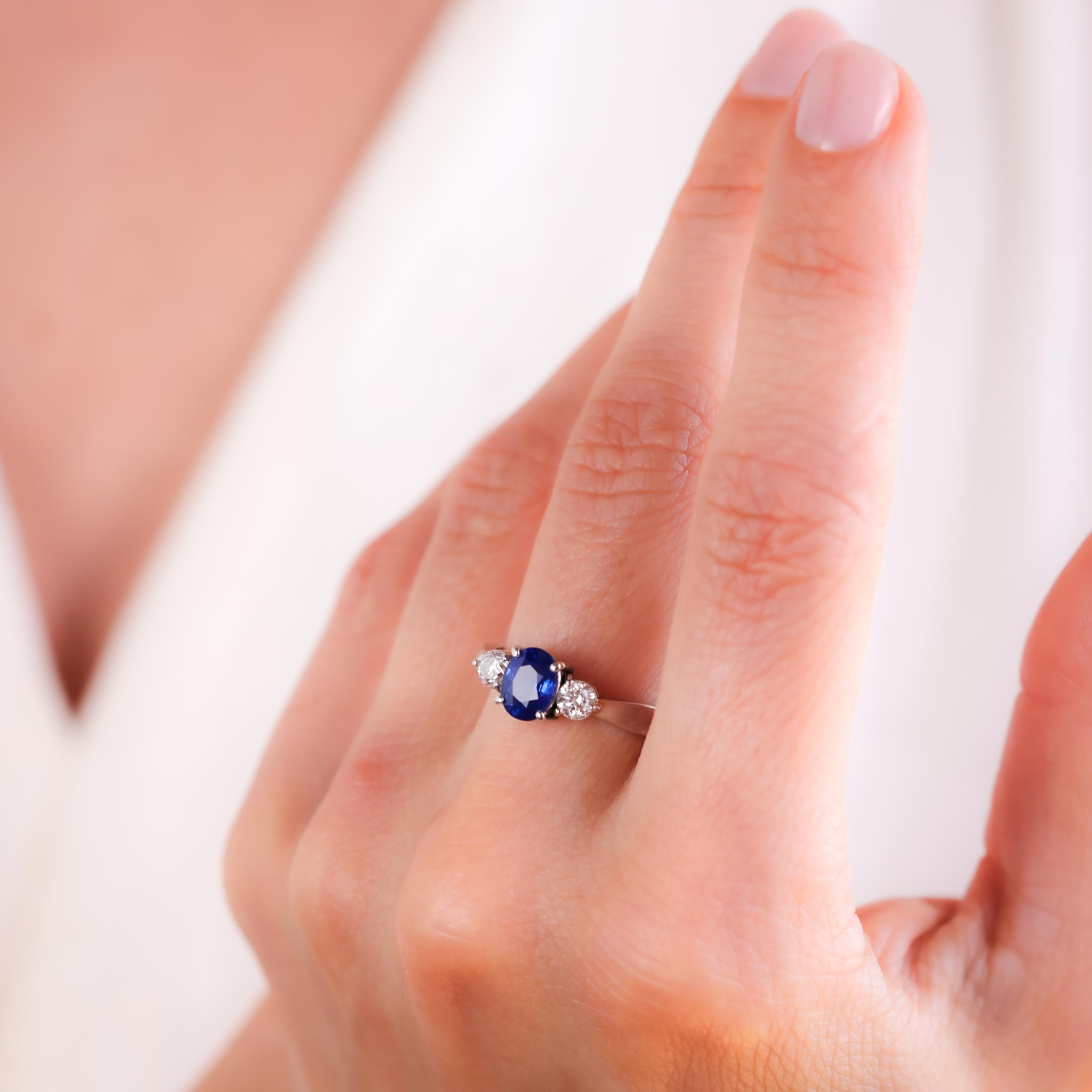 Mittelstein: Blauer Saphir 
Schliff: Oval
Gewicht: 1,07 Karat
Akzentuierungsstein: 2 Diamanten 
Schliff: Runder Brillant 
Gewicht: 0,41 Karat
Farbe: F
Klarheit: VS
Metall: Platin
Epoche: Moderne
CIRCA: 2000er Jahre
Punzierungen: PT900