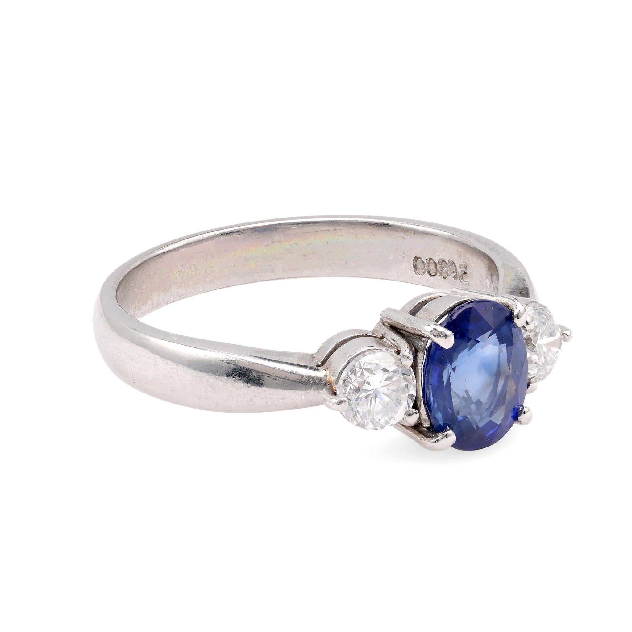 Ovaler blauer Saphir Platin Ring mit drei Steinen (Ovalschliff)