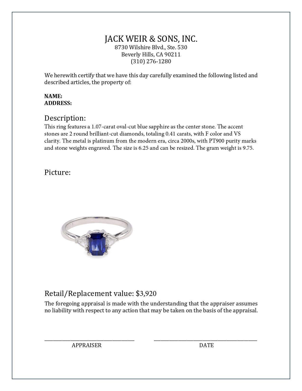 Ovaler blauer Saphir Platin Ring mit drei Steinen im Zustand „Hervorragend“ in Beverly Hills, CA