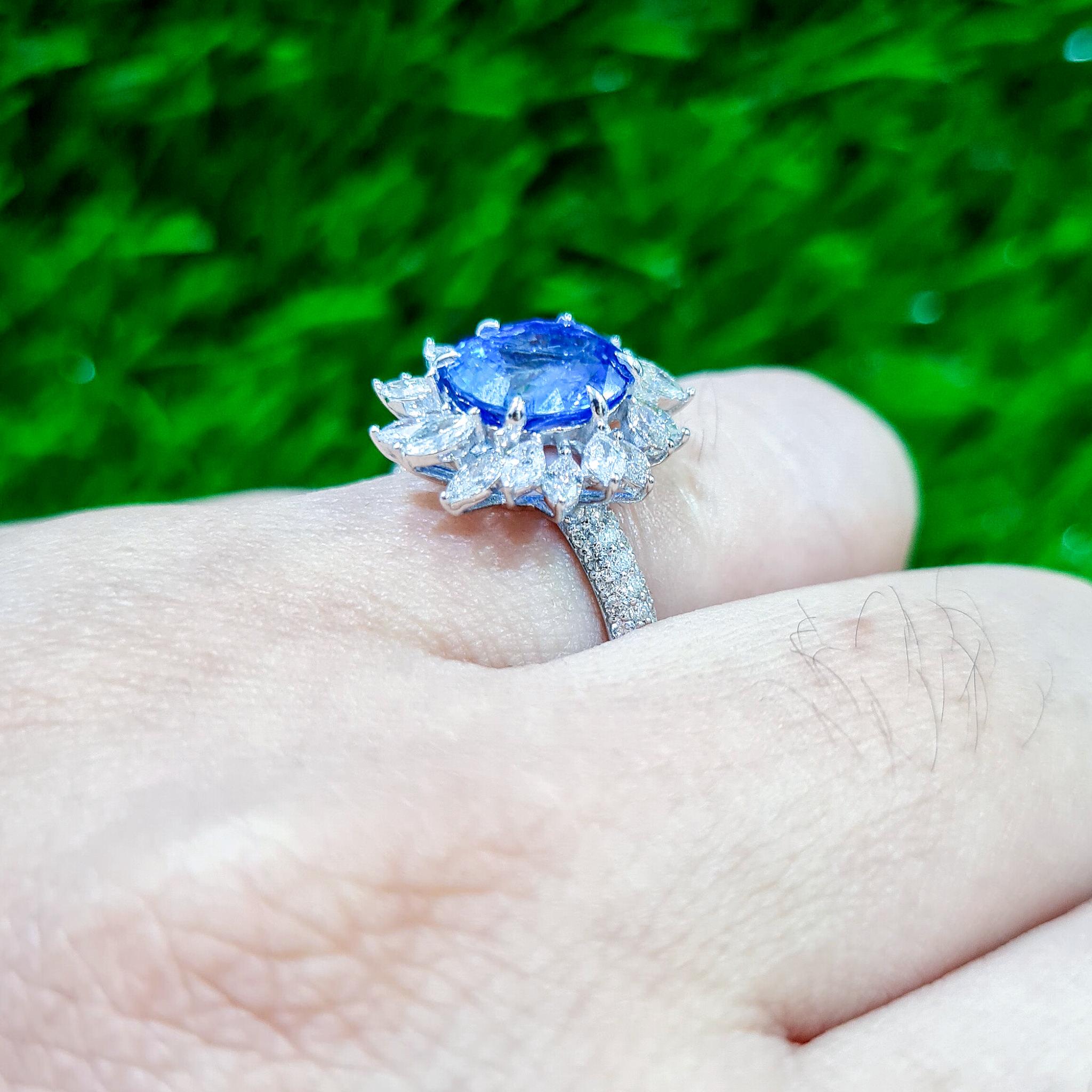 Ovaler Blauer Saphir Ring Marquise Diamant Halo 5,82 Karat 18K Gold (Zeitgenössisch) im Angebot