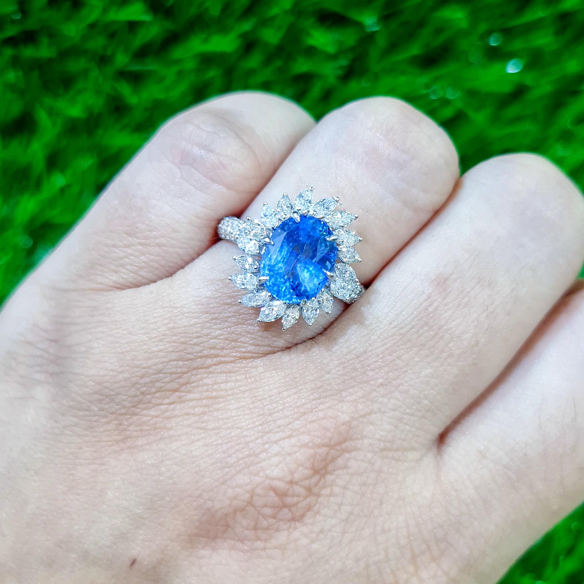 Ovaler Blauer Saphir Ring Marquise Diamant Halo 5,82 Karat 18K Gold (Ovalschliff) im Angebot