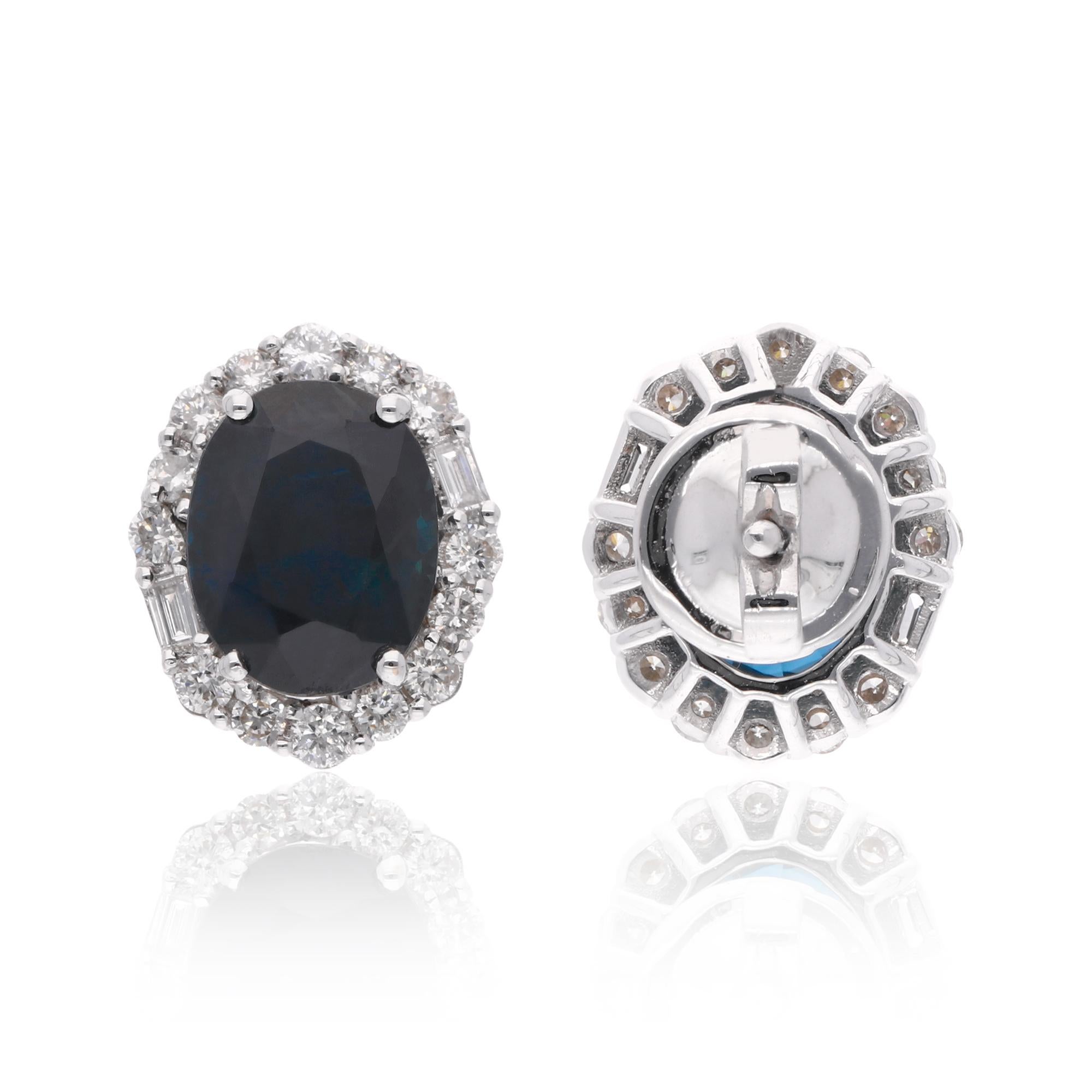 Moderne Boucles d'oreilles saphir bleu ovale avec halo de diamants en or blanc massif 18k en vente