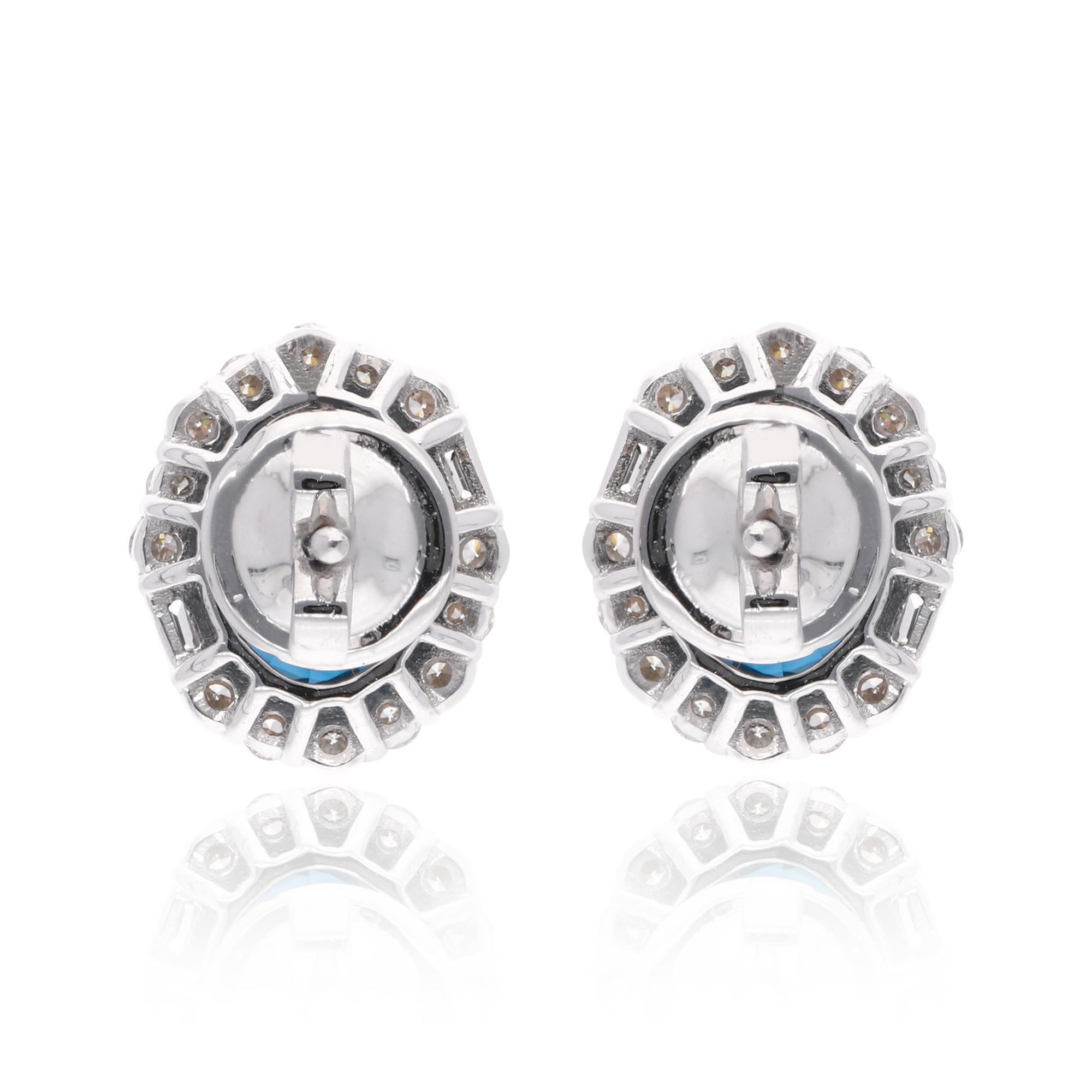 Boucles d'oreilles saphir bleu ovale avec halo de diamants en or blanc massif 18k Neuf - En vente à Diera, Dubai