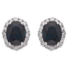 Orecchini con zaffiro blu ovale e diamante aureolato in oro bianco massiccio 18 carati